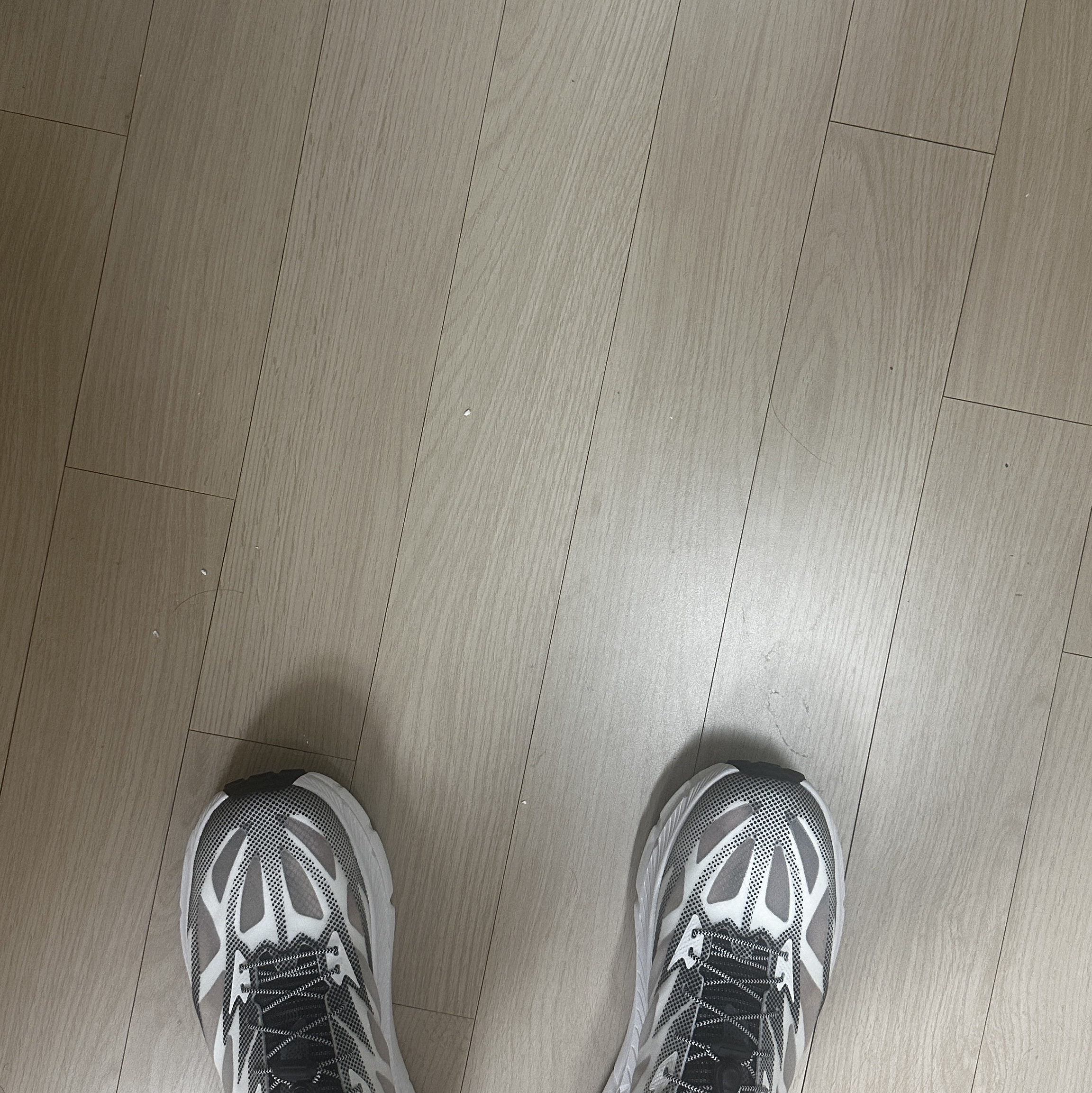 Hoka Mafate Speed 4 Lite White Black 착용 스타일