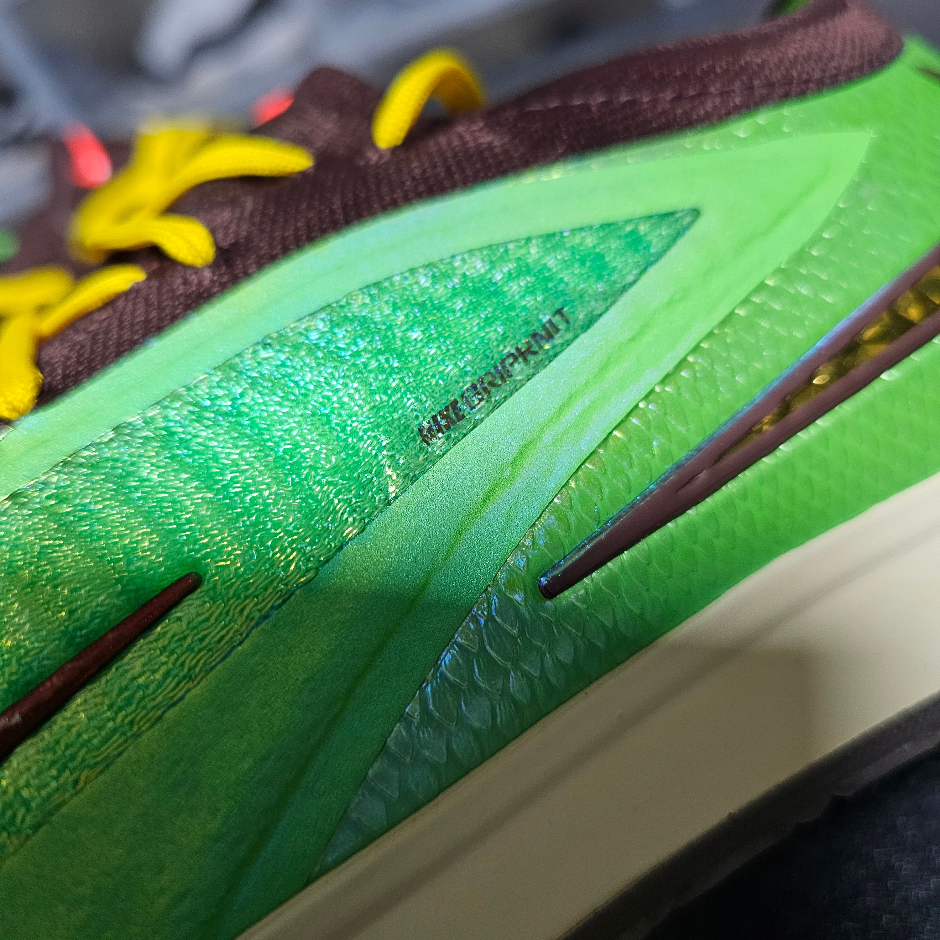 Nike x Travis Scott Cactus Jack Phantom 6 Low Indoor Earth and Metallic Gold 착용 스타일 - 4
