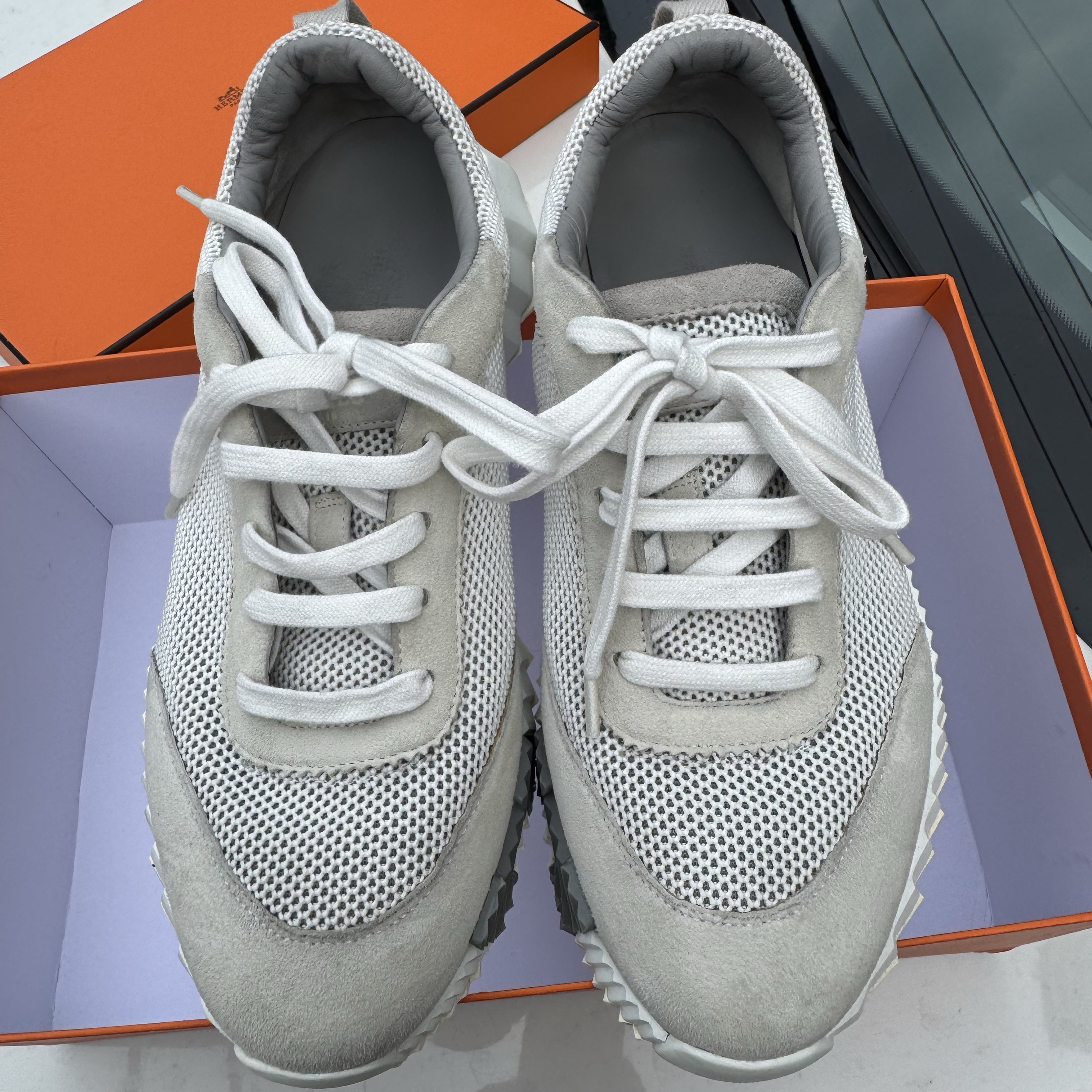 Hermes Bouncing Sneakers Mesh Suede Goatskin & Multicolore Blanc 착용 스타일