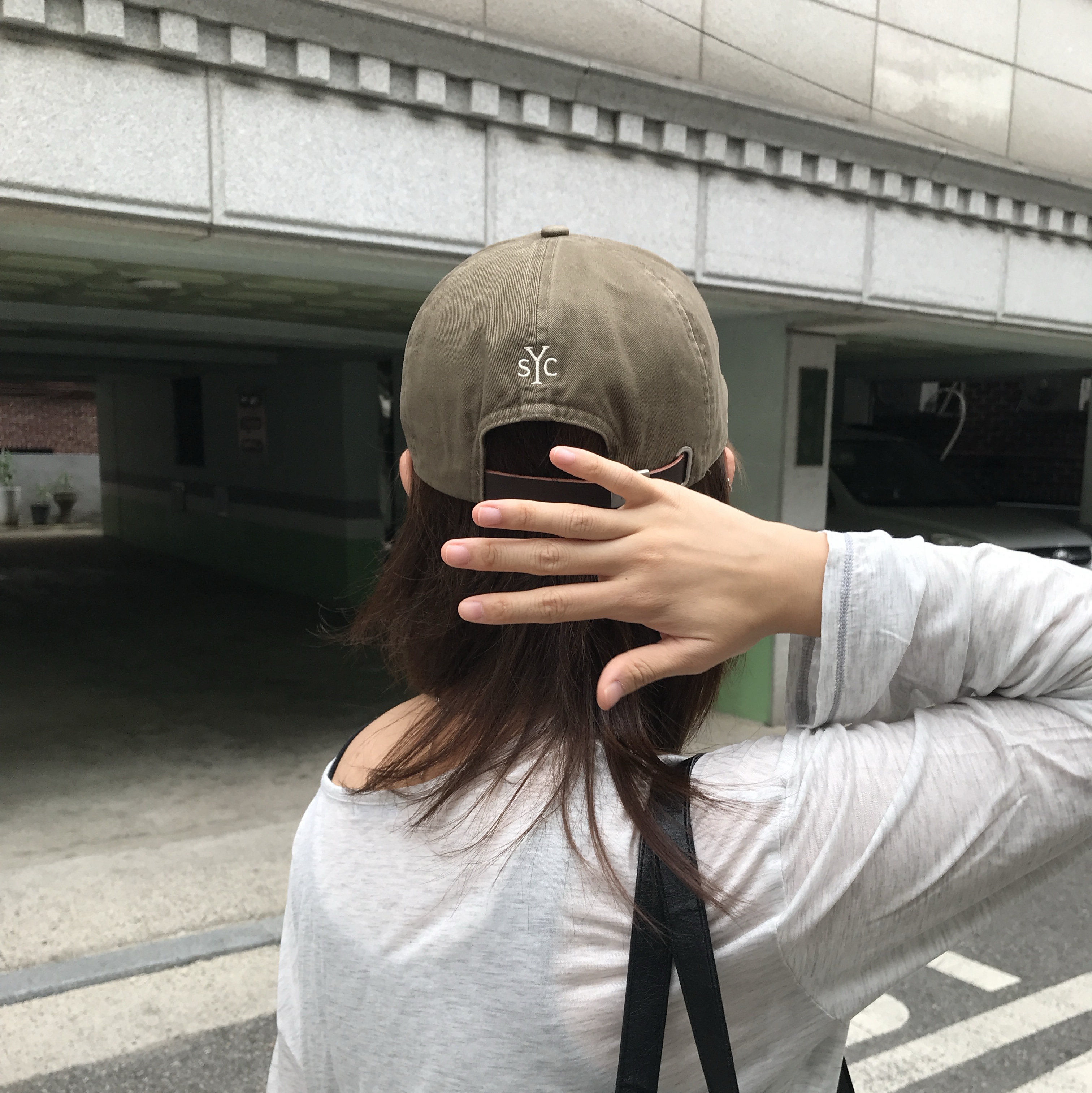 Sunday Ceremony Old English Applique Logo Cap - Light Brown 착용 스타일 - 1