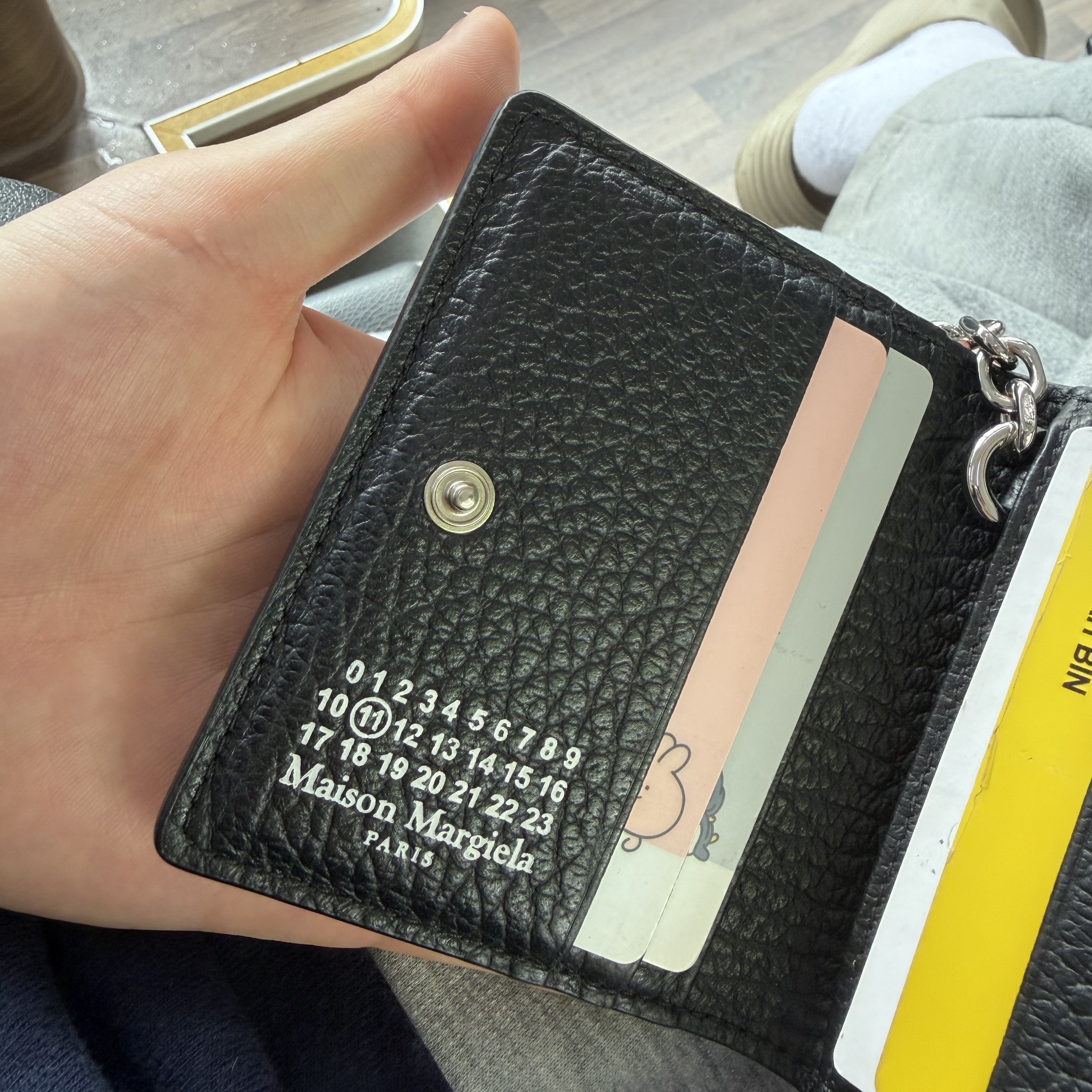Maison Margiela Keyring Wallet Black 착용 스타일 - 2