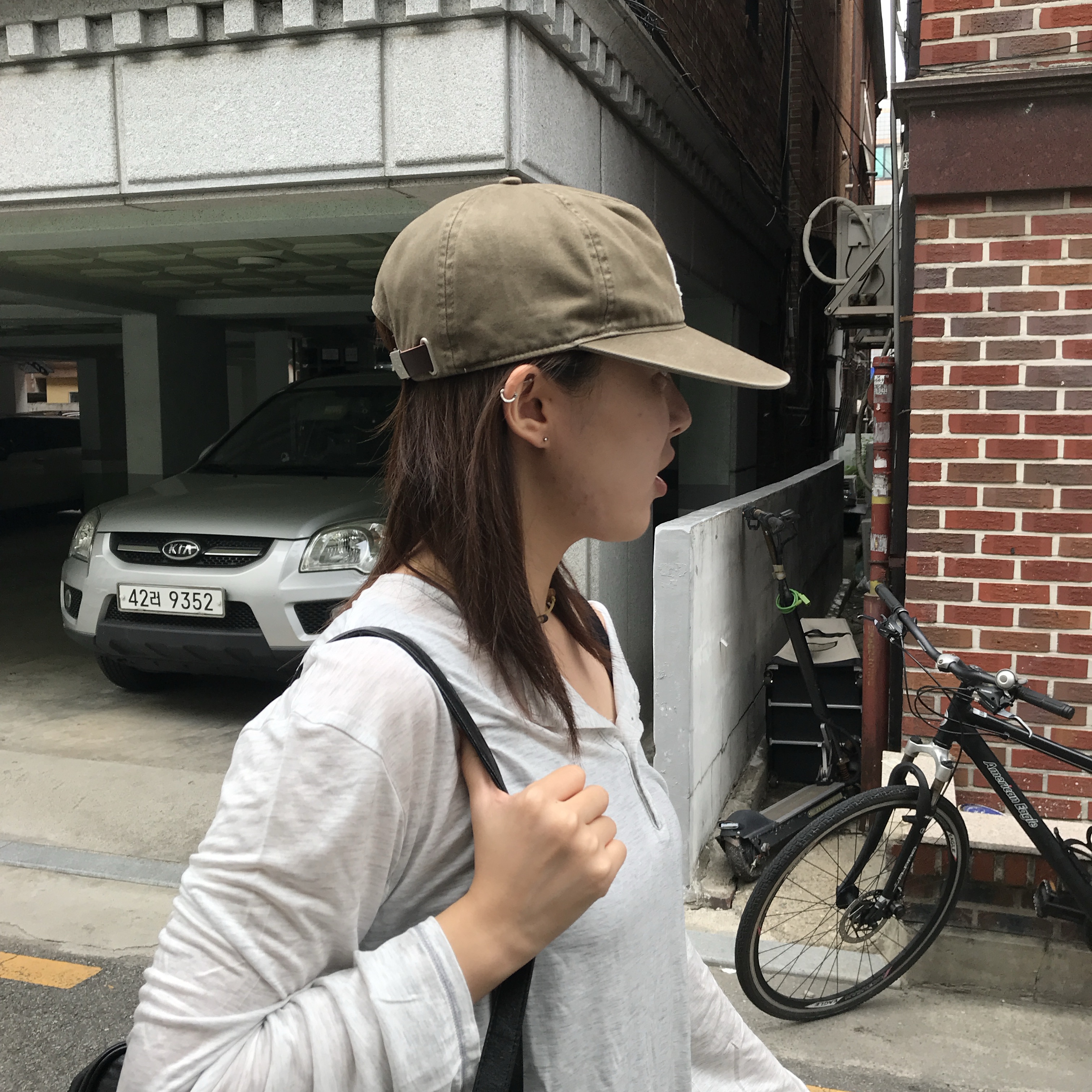 Sunday Ceremony Old English Applique Logo Cap - Light Brown 착용 스타일 - 2