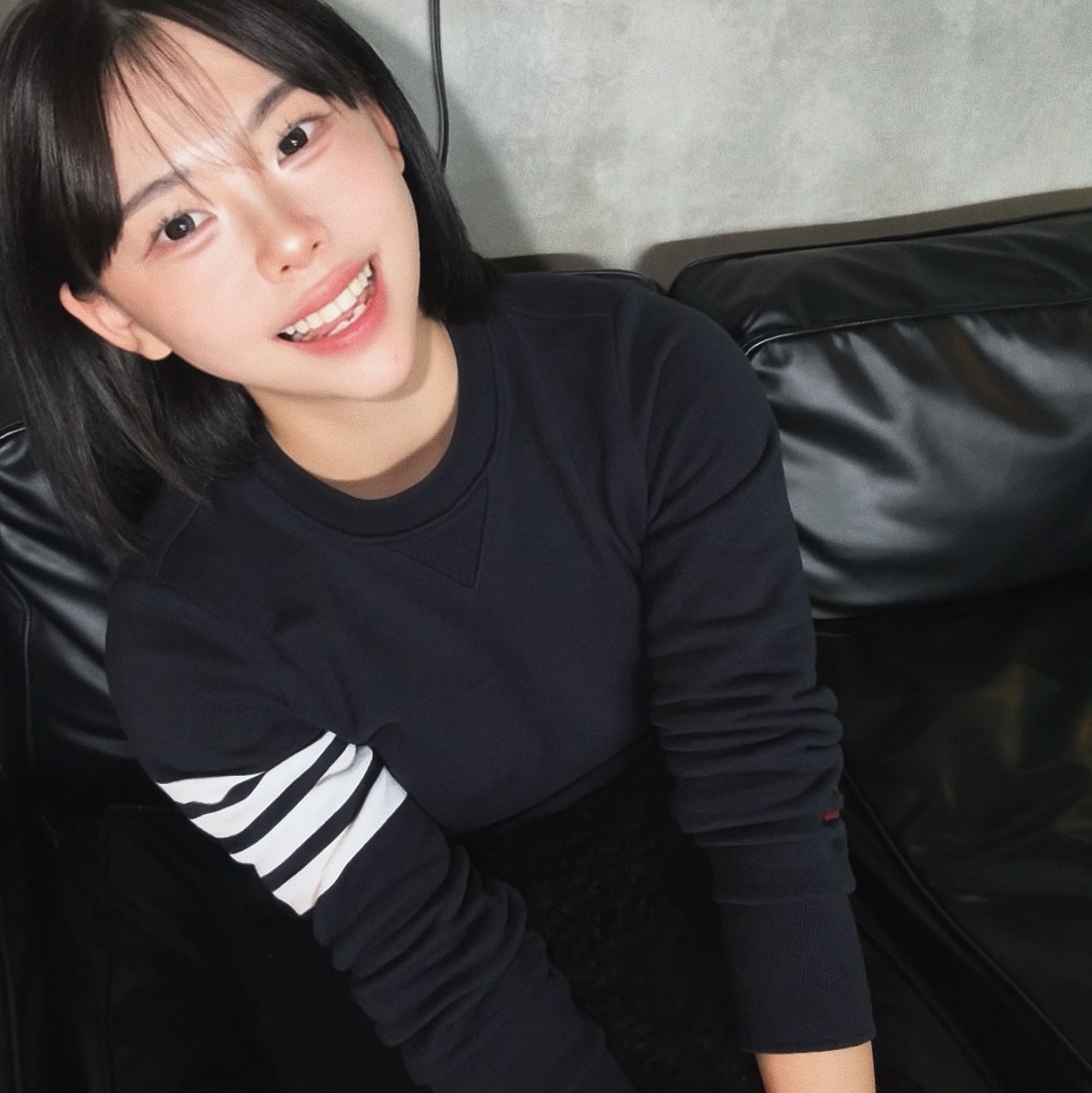 (W) Thom Browne Loopback Jersey Knit Engineered 4-Bar Stripe Crewneck Pullover Navy 착용 스타일 - 1