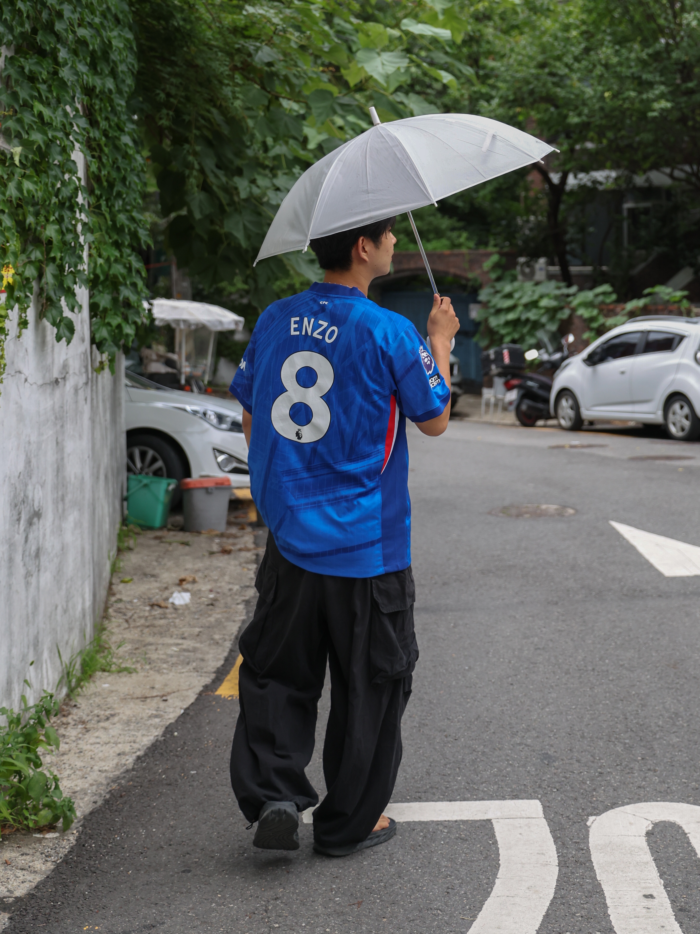 Nike Chelsea FC 2025/26 Stadium Home Dri-Fit Soccer Replica Jersey Rush Blue White (Non Marking Ver.), Hoka Ora Recovery Flip Black 착용 스타일 - 1