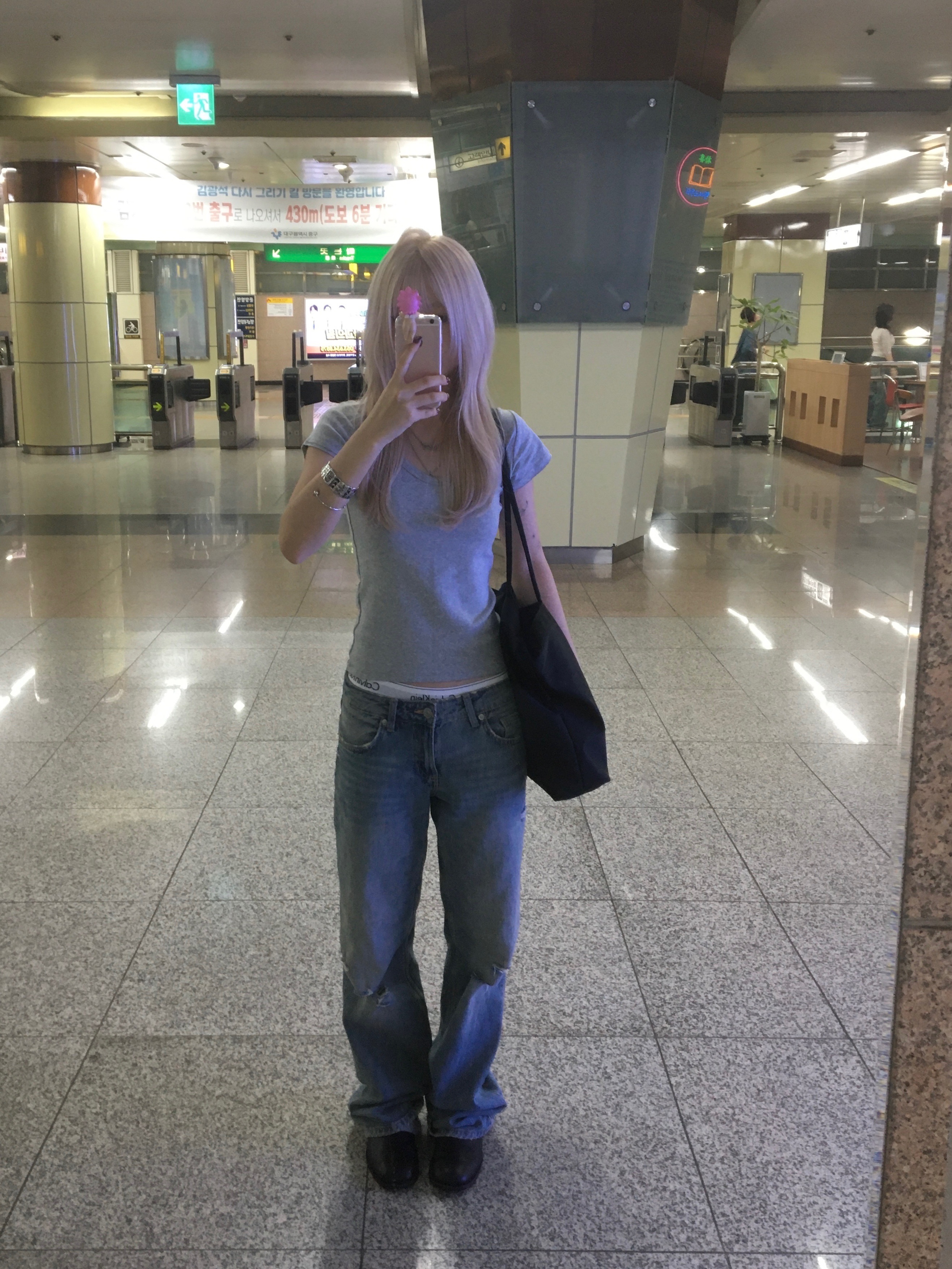 COYSEIO 038 Slim V-Neck T-Shirt Melange Grey 착용 스타일 - 2