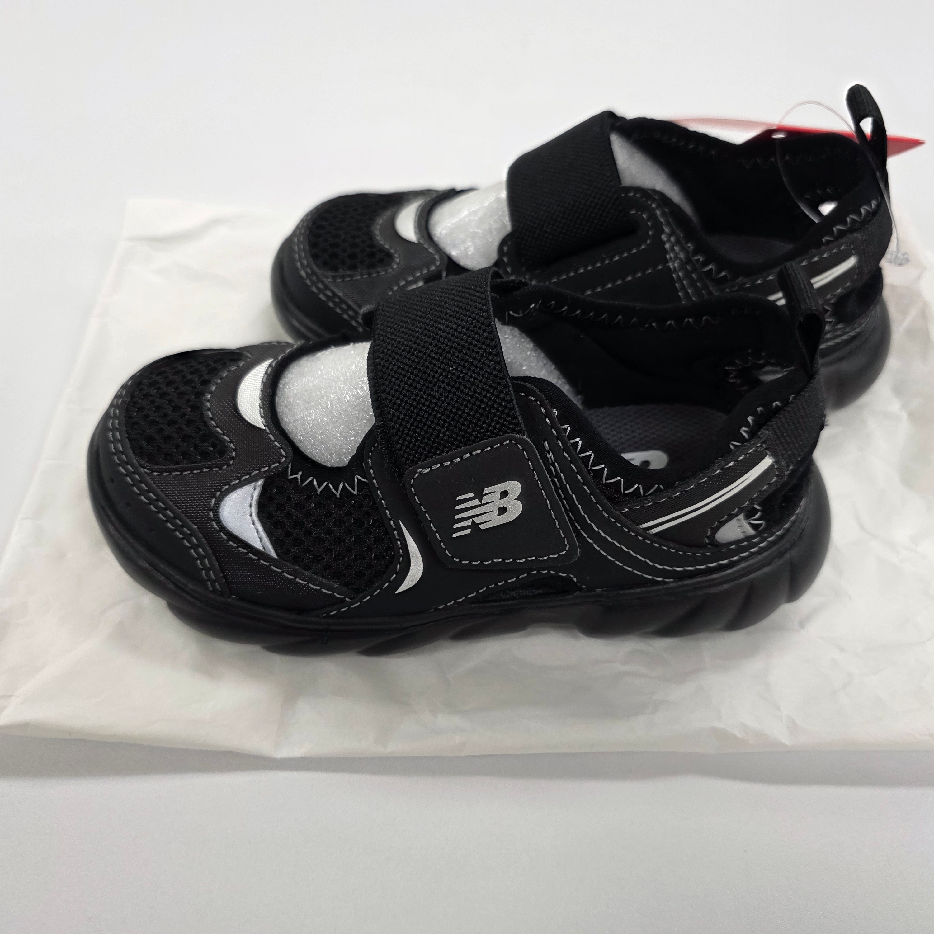 (Kids) New Balance Freedle 920 Sandal Black 착용 스타일