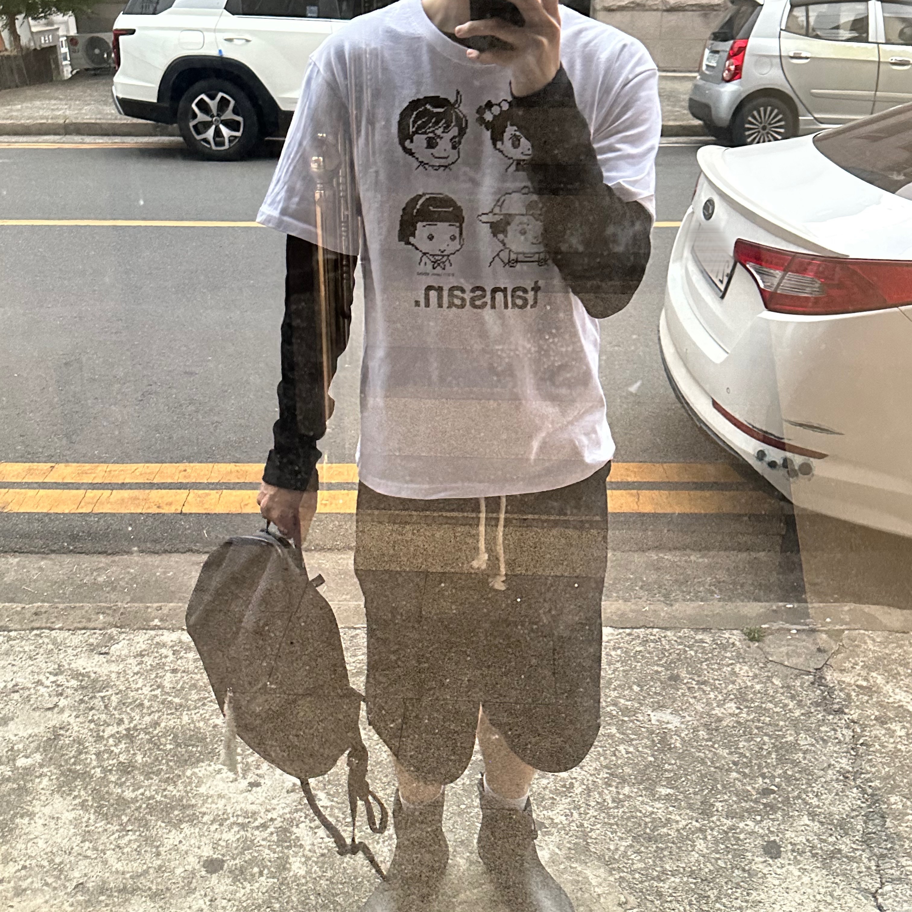 AMOU Molly One Tuck Bermuda Pants Black, Apple AirPods Max Lightning Silver (Korean Ver.) 착용 스타일 - 7