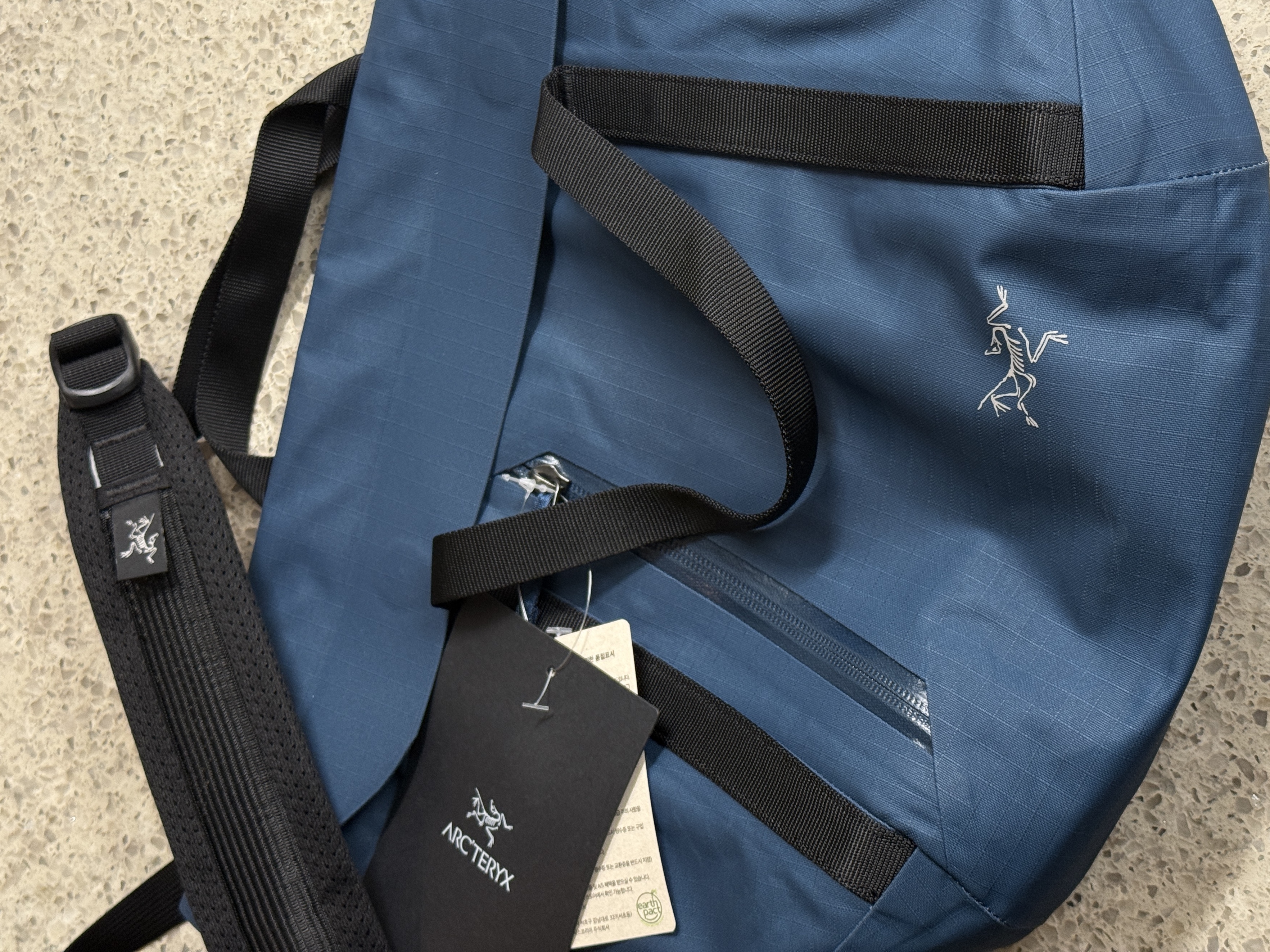 Arc'teryx Granville Shoulder Bag Nightscape 착용 스타일