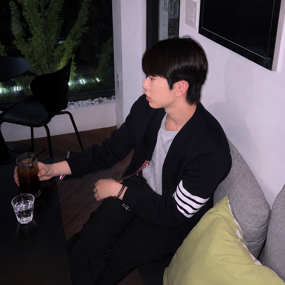 Thom Browne Milano Stitch 4-Bar Cardigan Navy, Dior CD Icon Braided Calfskin Leather Bracelet Black Silver Finish Brass 착용 스타일 - 1