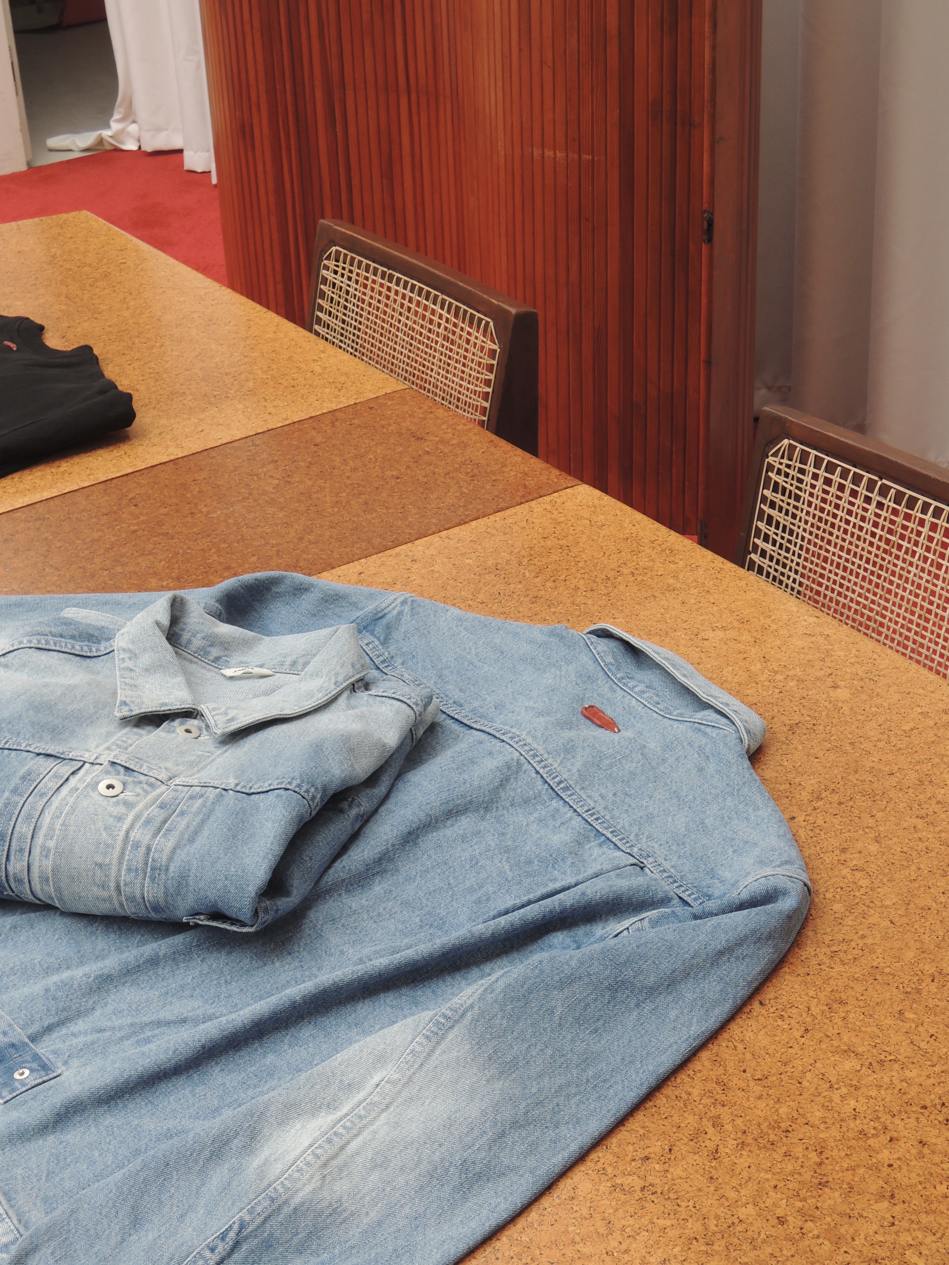 AKRYL Typewriter Shirt White - 26FW, AKRYL Icon Canvas Bag Natural - 26FW 착용 스타일 - 9