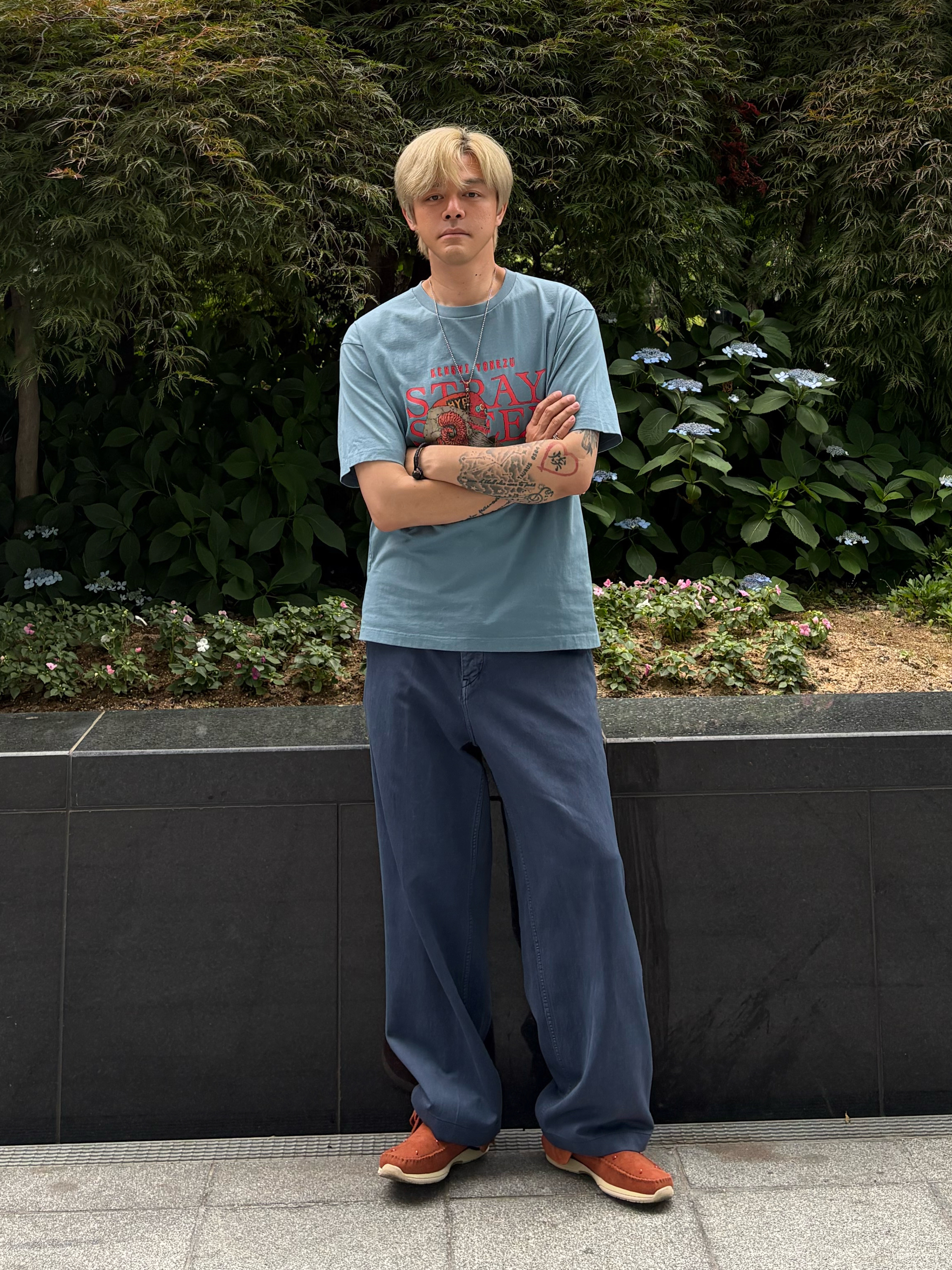 Uniqlo UT x Kenshi Yonezu Stray Sheep Graphic T-Shirt Blue - JP, Visvim Chino Pants DMGD Black - 23SS 착용 스타일 - 1
