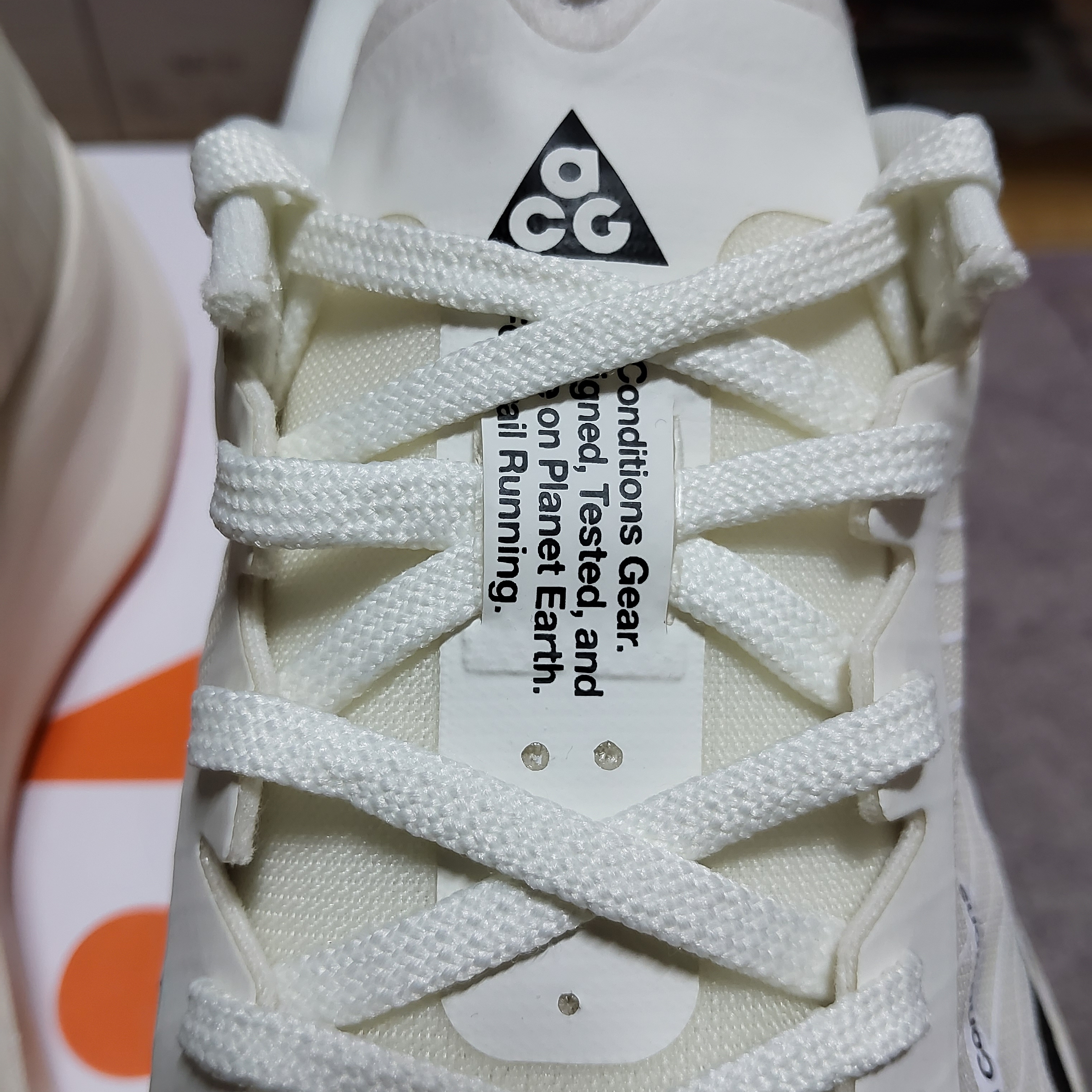 Nike ACG Ultrafly Trail Sail White Safety Orange 착용 스타일 - 5