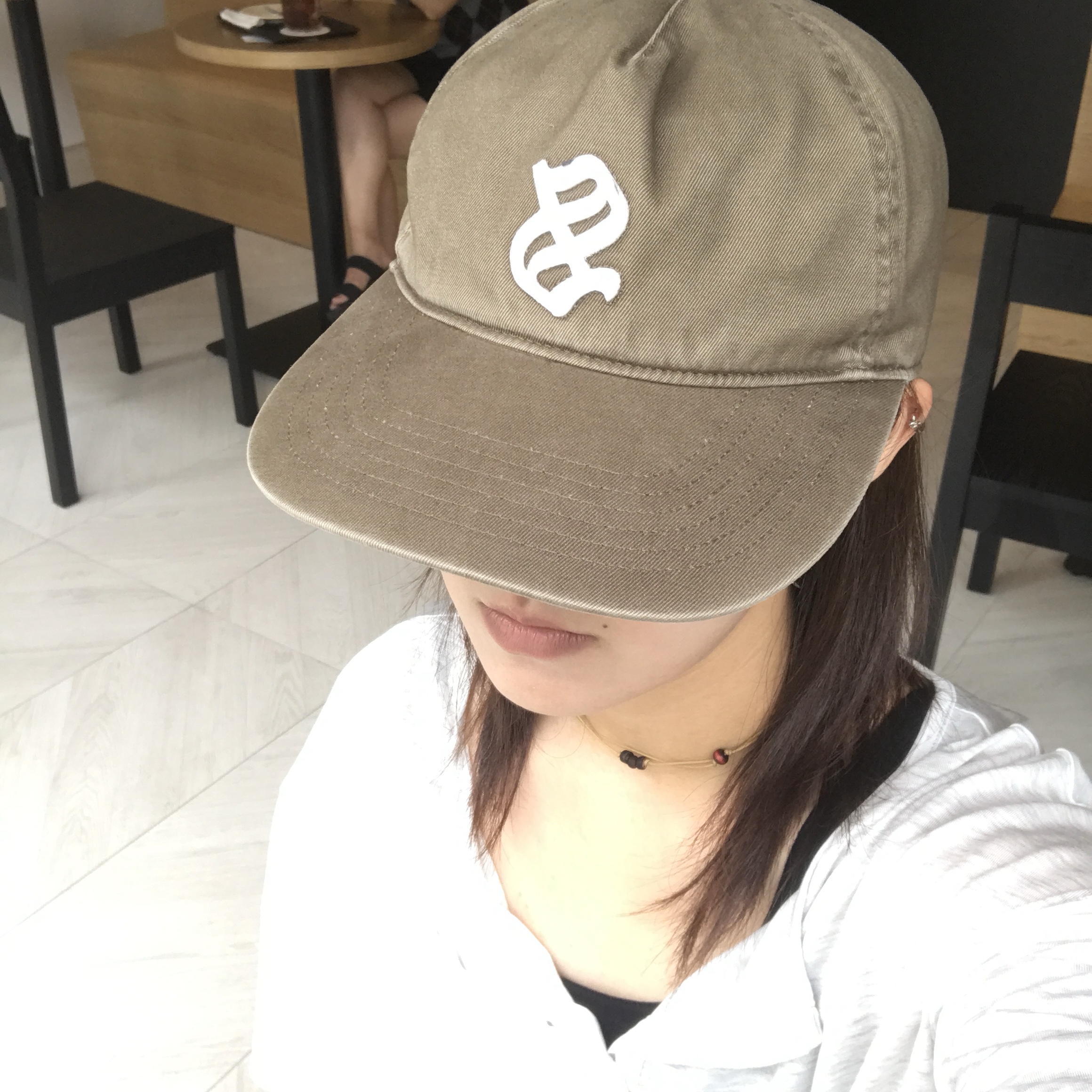 Sunday Ceremony Old English Applique Logo Cap - Light Brown 착용 스타일 - 4