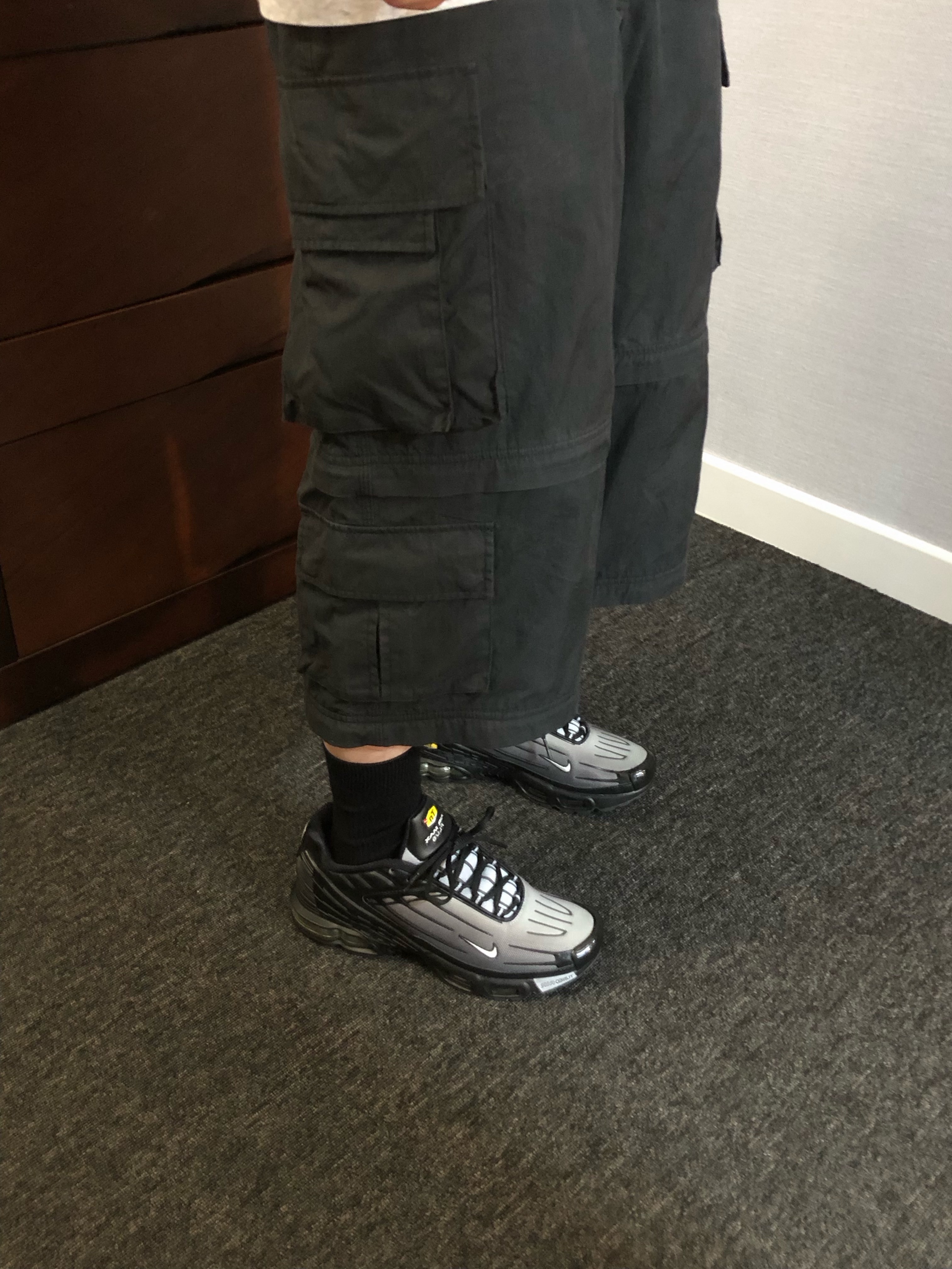 Nike Air Max Plus 3 Black Wolf Grey 착용 스타일