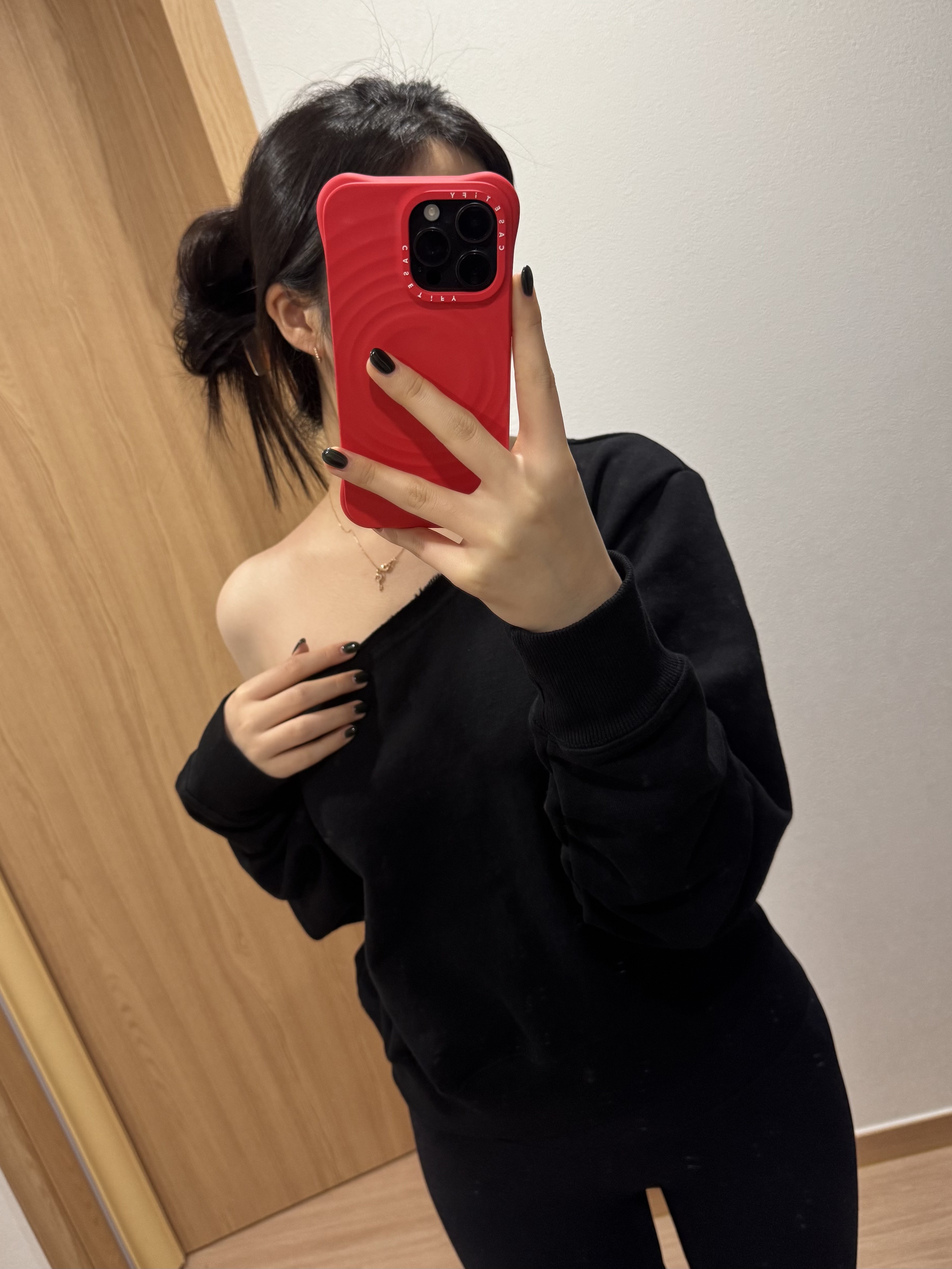 Suade Sunny One Shoulder Crewneck Black 착용 스타일