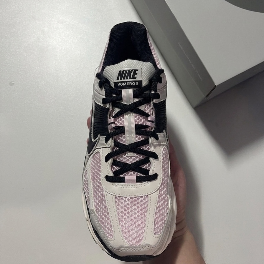 Nike Zoom Vomero 5 Photon Dust Gridiron, Nike Zoom Vomero 5 Pink Foam Phantom 착용 스타일 - 3