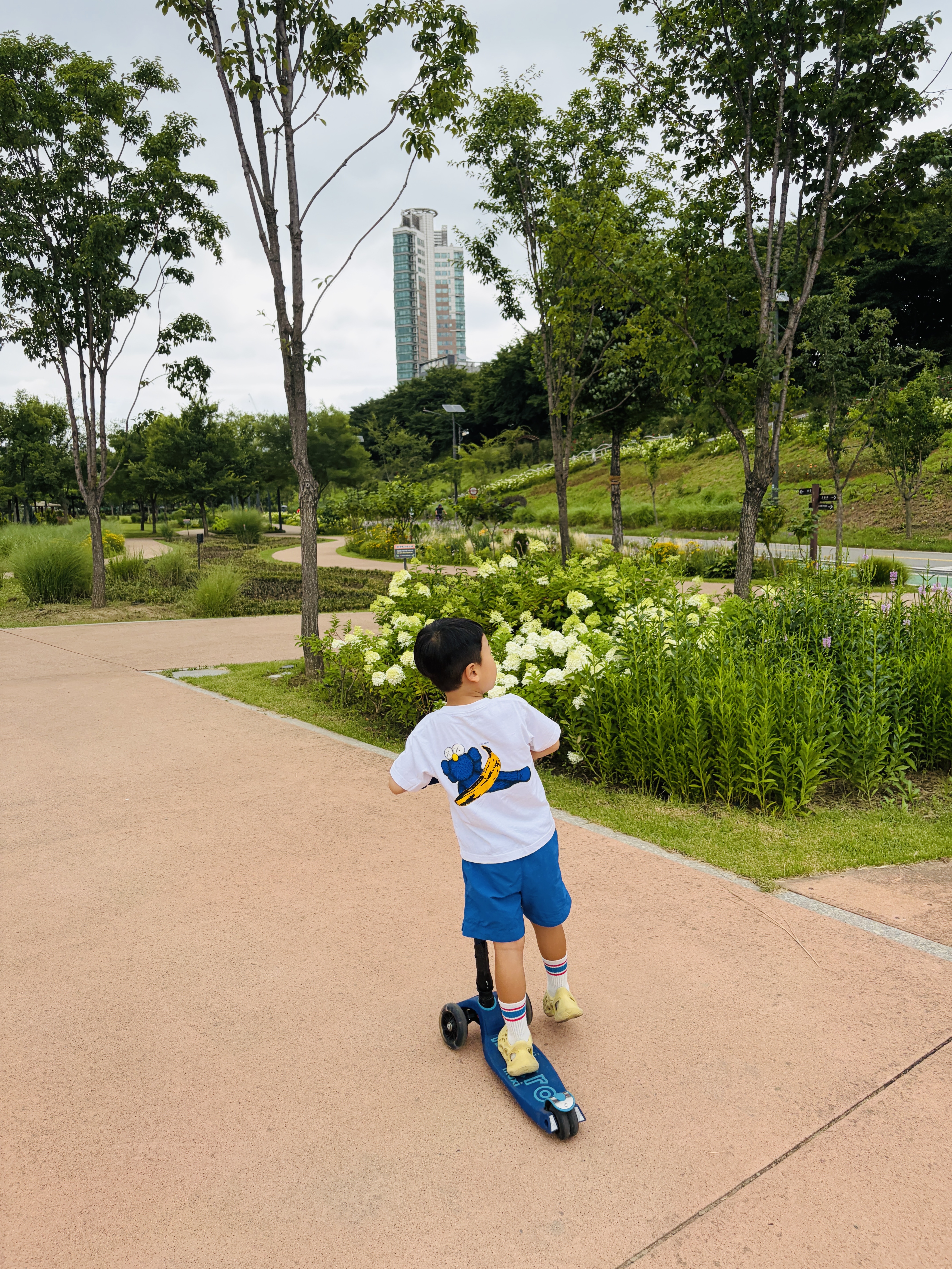 (Kids) Uniqlo UT x Kaws x Warhol S/S Graphic T-Shirt A White, (Kids) Adidas Yeezy Foam RNNR Sulfur 착용 스타일 - 4