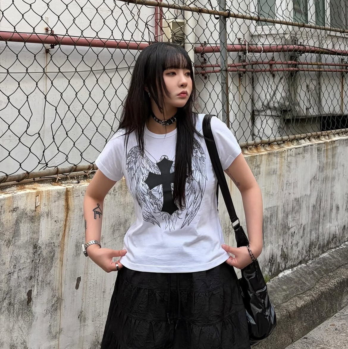 SLOW RECORD HOUSE Cross Wing T-Shirt White 착용 스타일 - 3