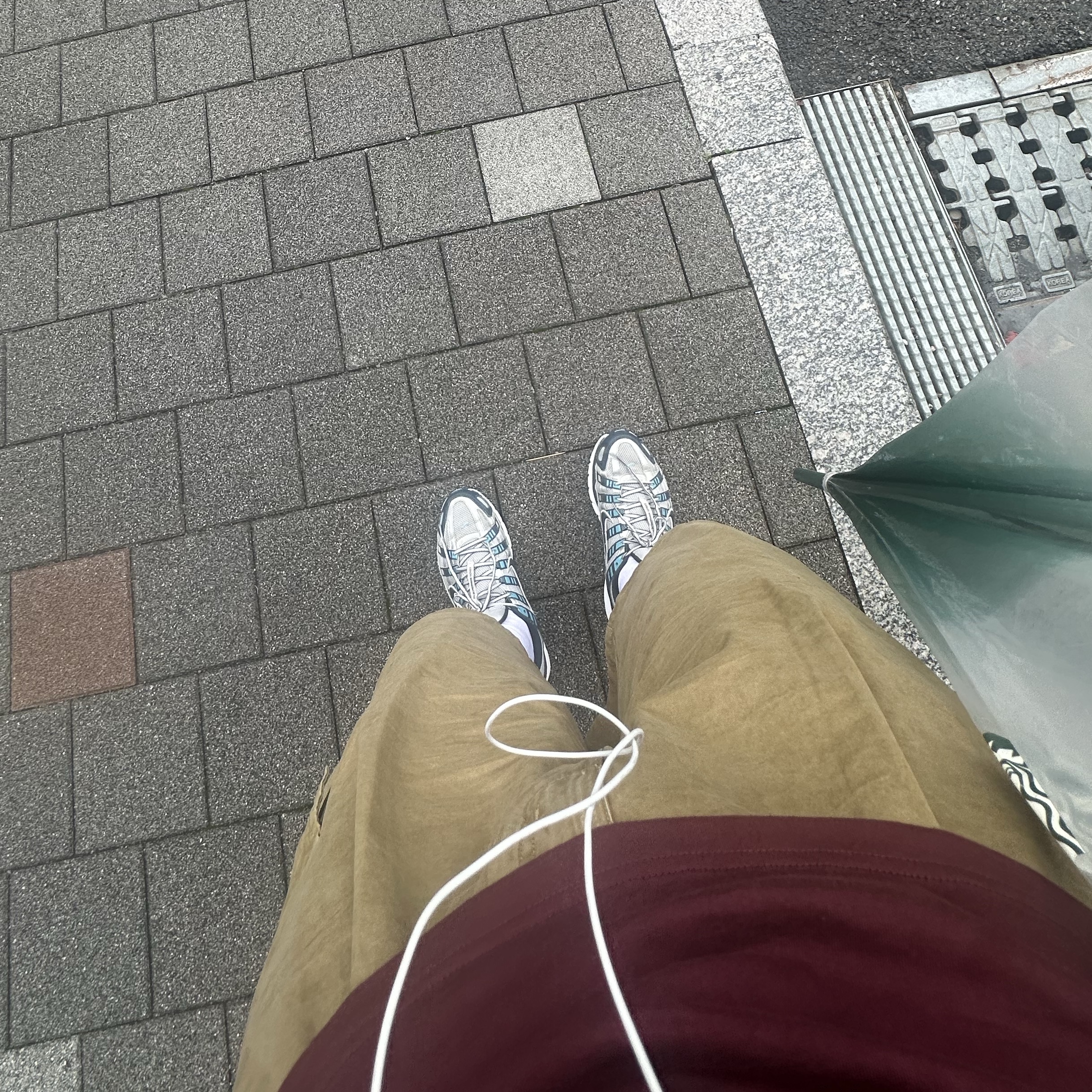 Apple EarPods Lightning Connector (Korean Ver.), Starbucks x BAPE Baby Milo Keychain 착용 스타일