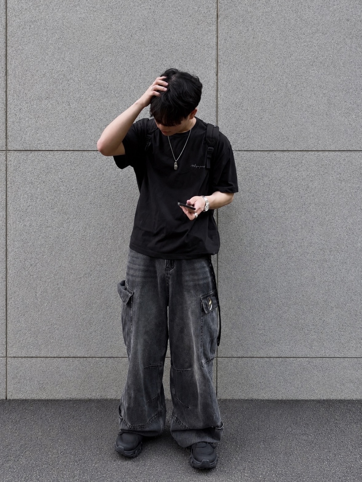 Kamien x MJD Double Hole Belt Black Shearling Calfskin, Undermycar Mu.103 Anti Fxxking Logo Play Wide Crop T-Shirts Black 착용 스타일 - 1
