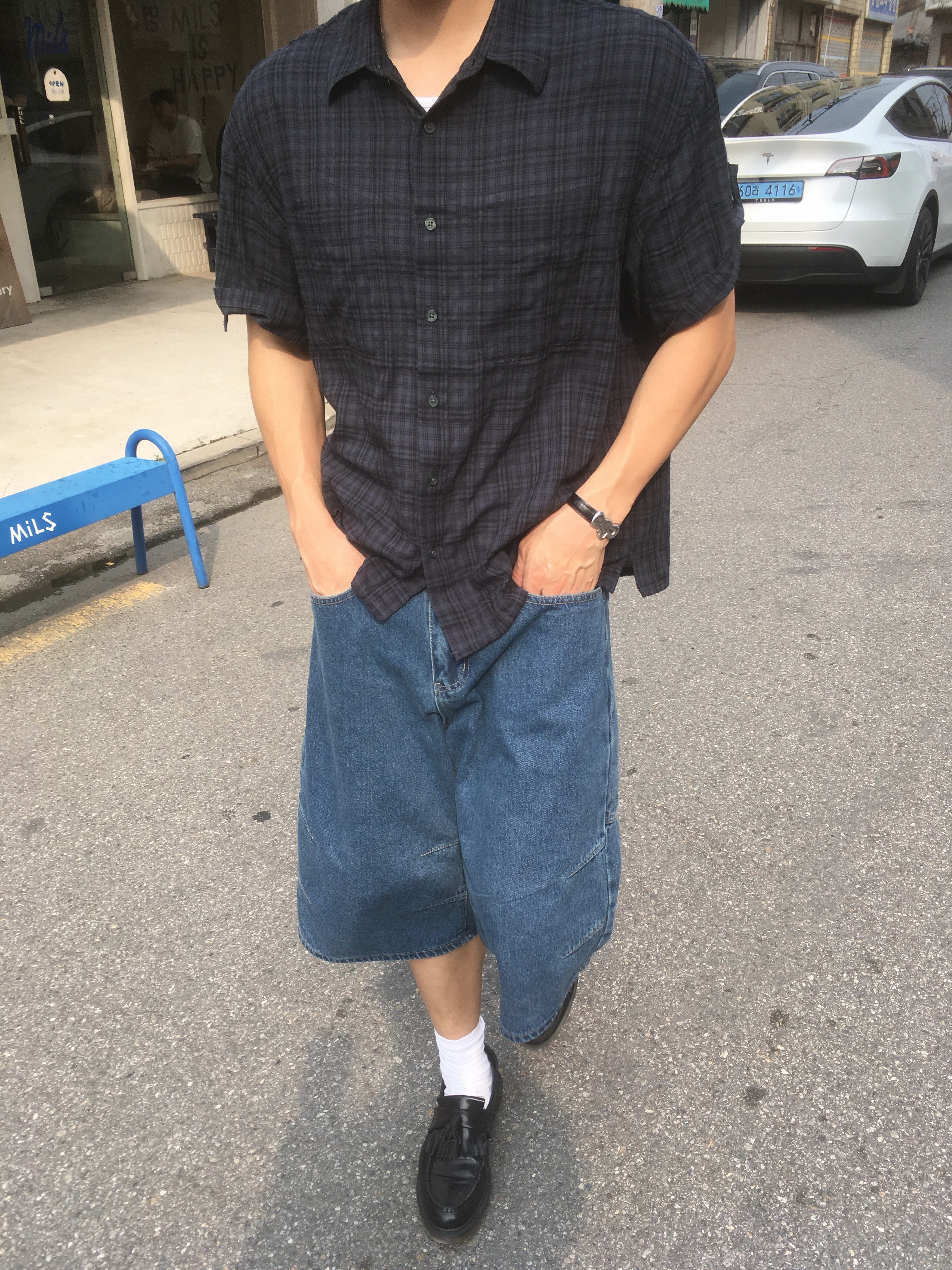 Dr. Martens Adrian Smooth Black, TOWTOW.ARCHIVE Timeless Twist Wristlet V3_Black&Silver 착용 스타일 - 3