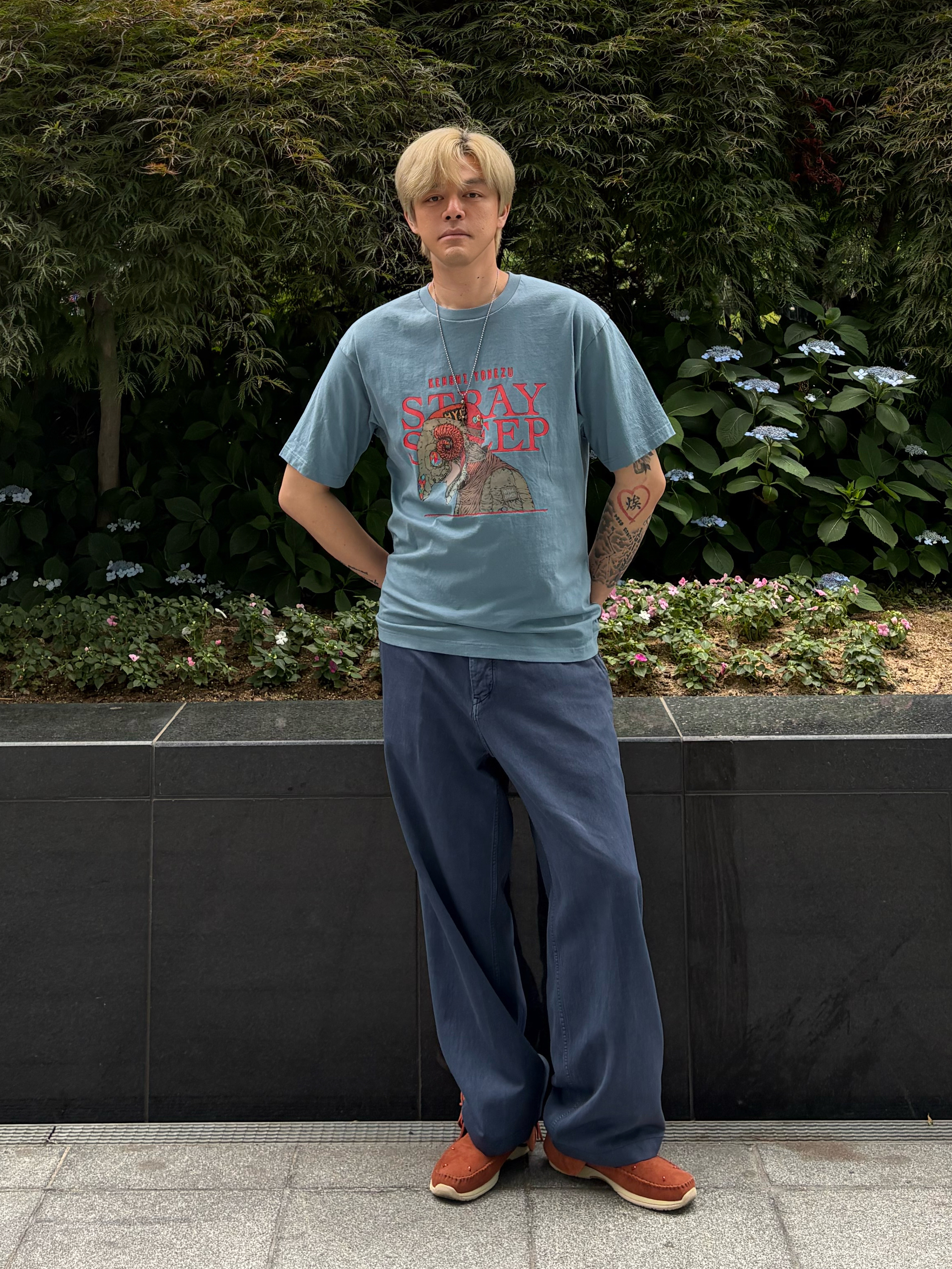 Uniqlo UT x Kenshi Yonezu Stray Sheep Graphic T-Shirt Blue - JP, Visvim Chino Pants DMGD Black - 23SS 착용 스타일 - 2