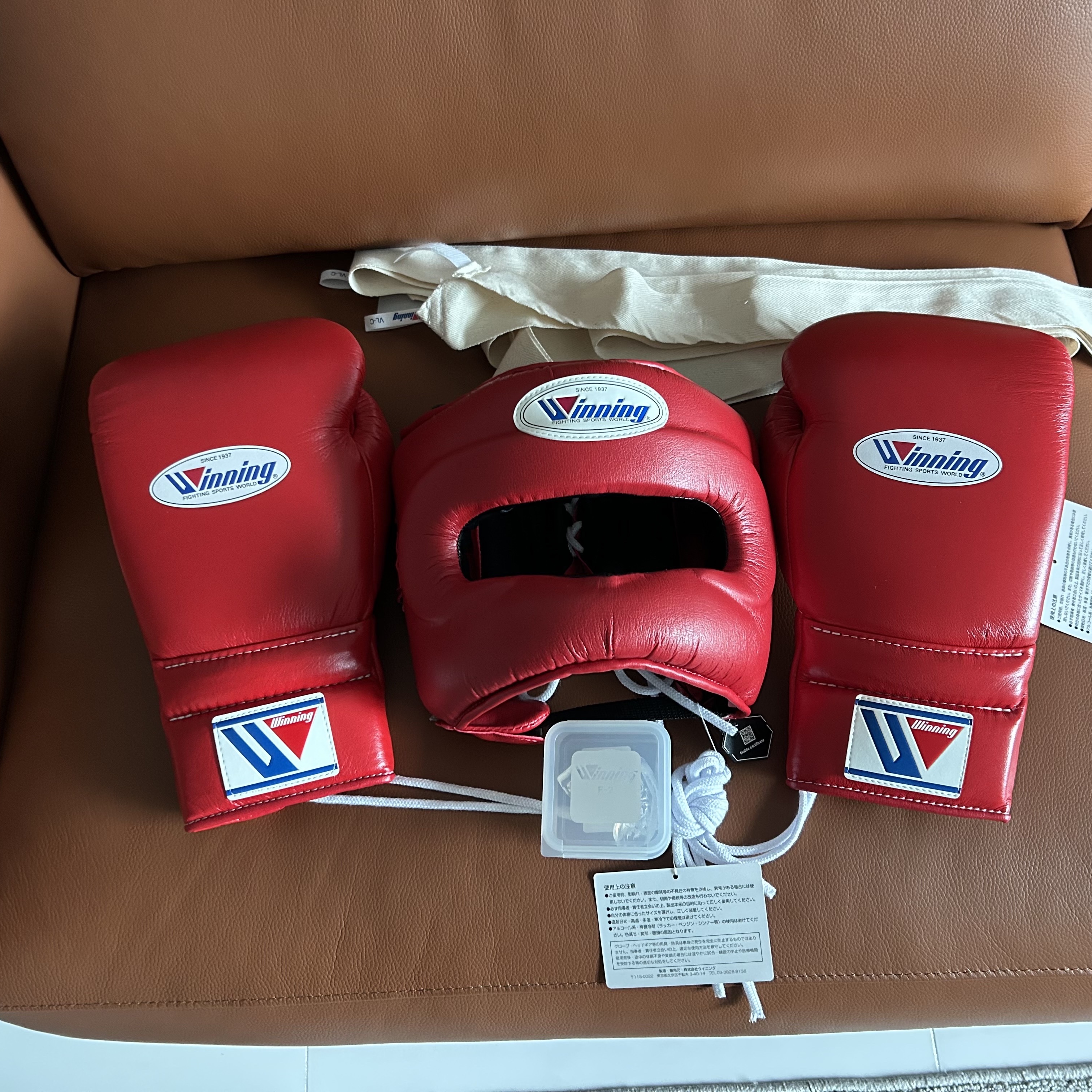 Winning FG-5000 Headgear Red, Winning Lace Up Boxing Gloves Red 착용 스타일