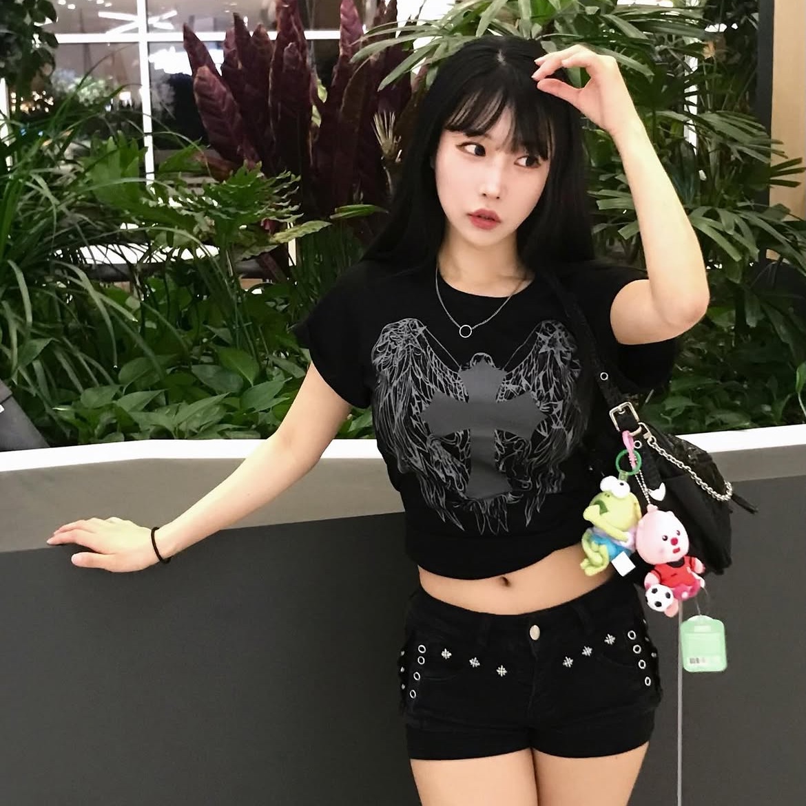 SLOW RECORD HOUSE Cross Wing T-Shirt Black 착용 스타일 - 4