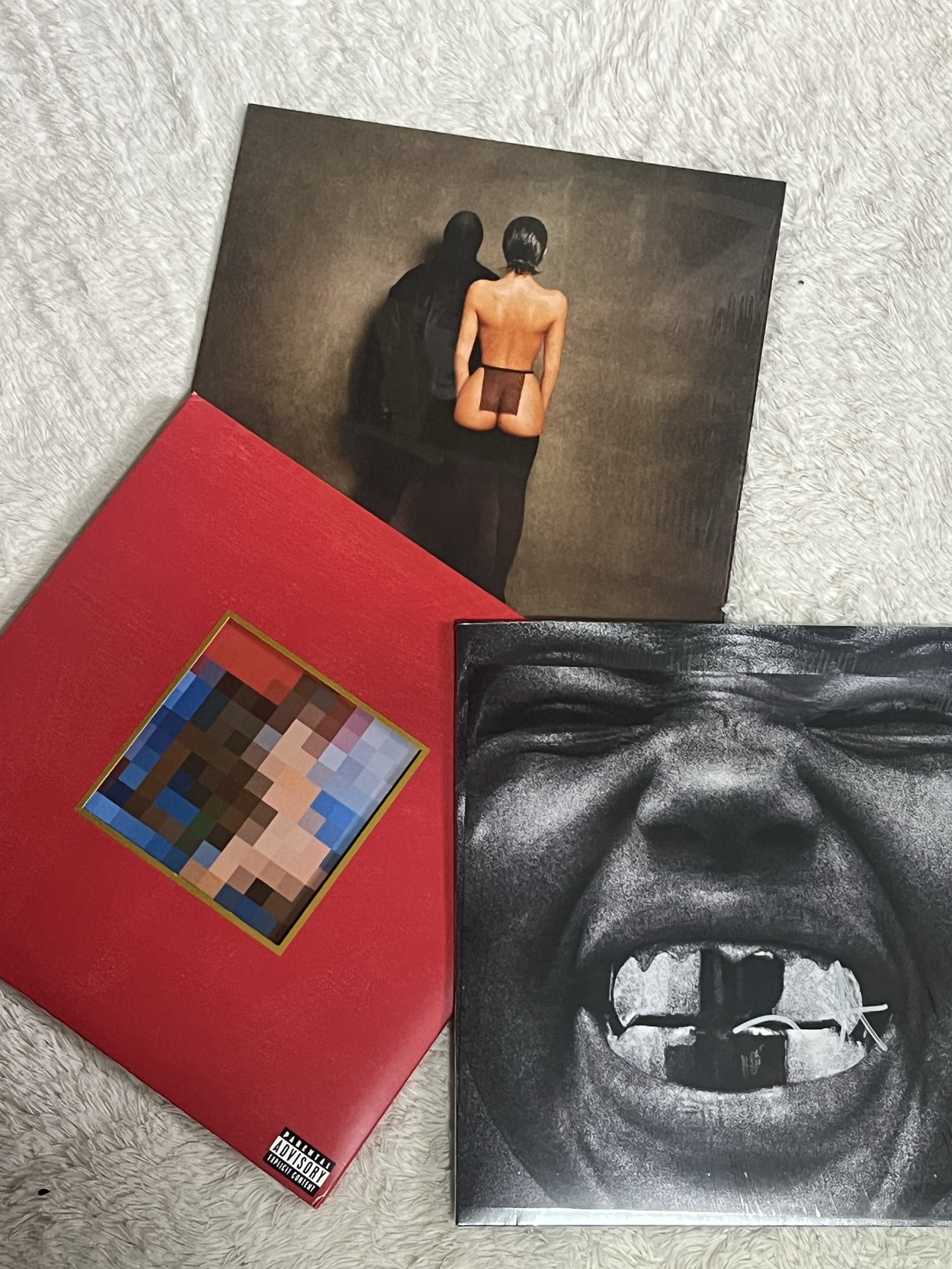 Kanye West My Beautiful Dark Twisted Fantasy LP Black (3LP), Ye Bully LP Red 착용 스타일