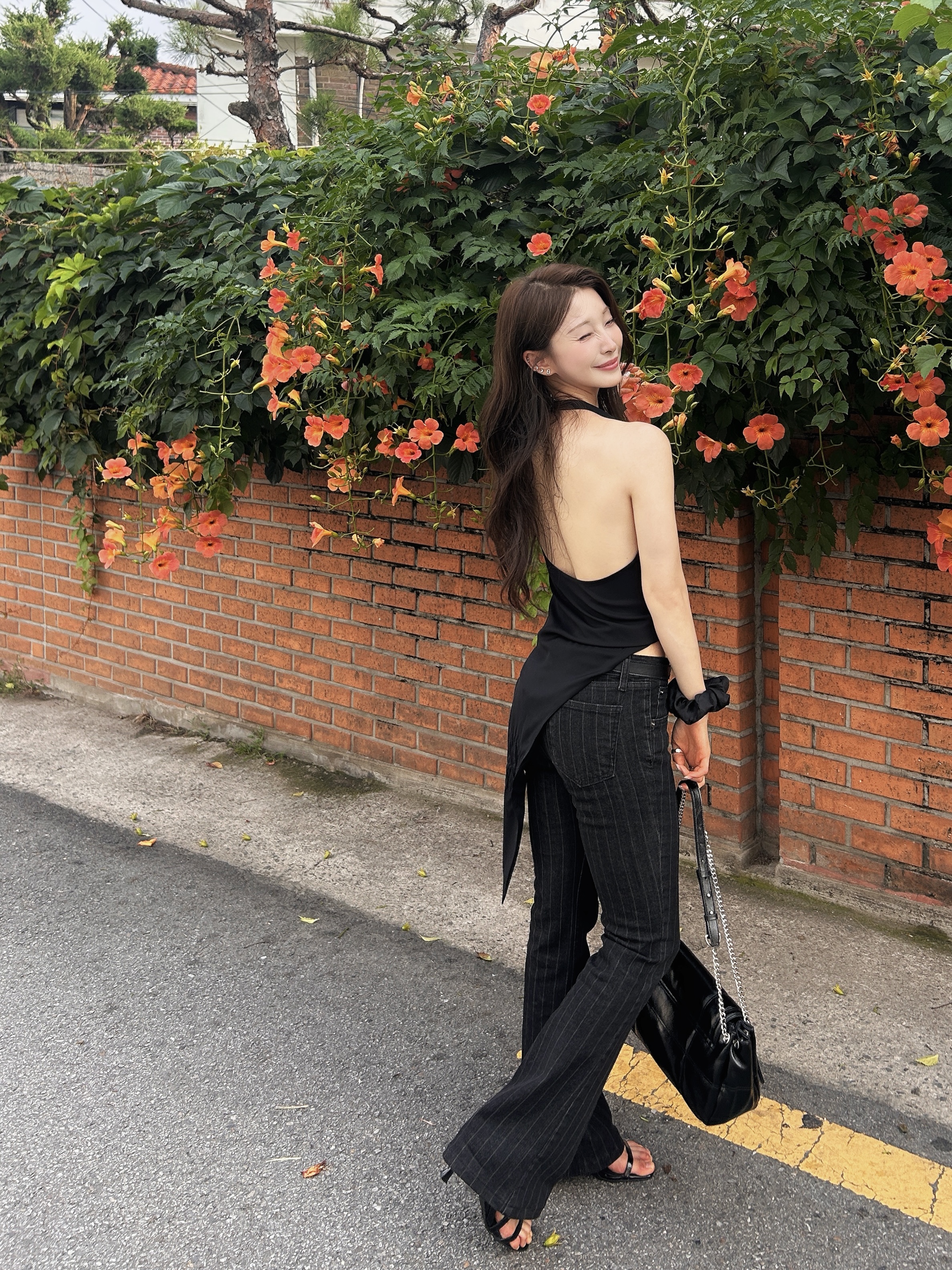 Matin Kim Glossy Quilting Medium Chain Bag Black, Matin Kim Accordion Wallet White 착용 스타일 - 3