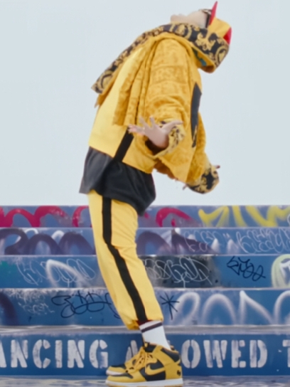 Nike Wu-Tang Clan Dunk High Black and Pollen 착용 스타일 - 1