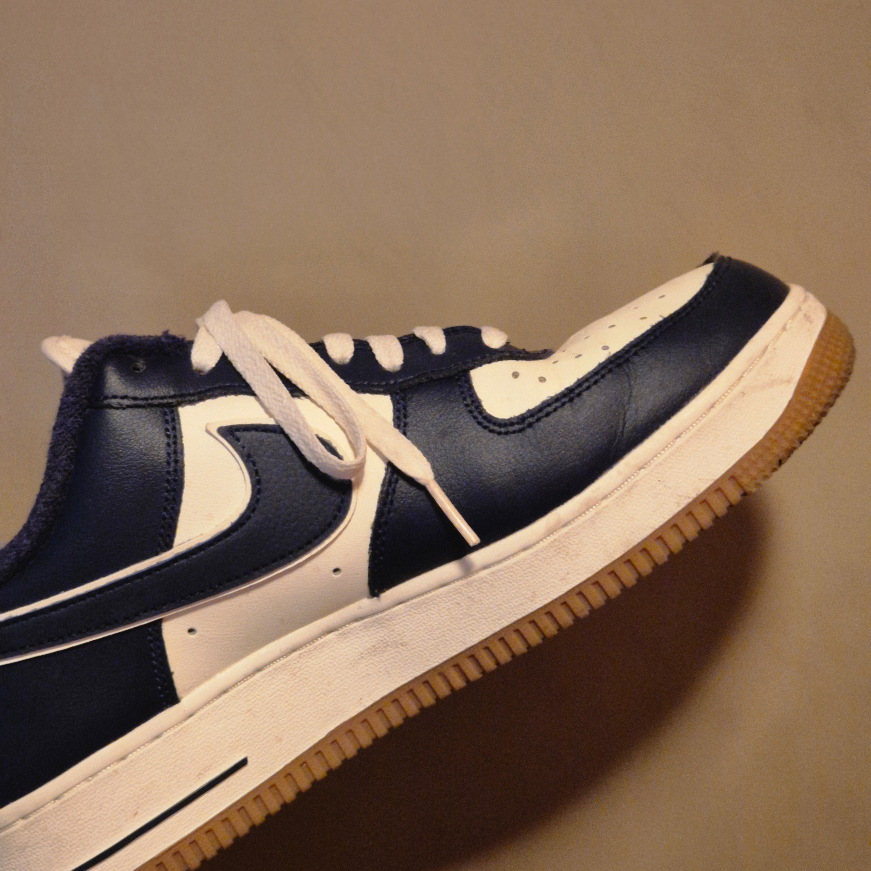 Nike Air Force 1 '07 LV8 Midnight Navy 착용 스타일