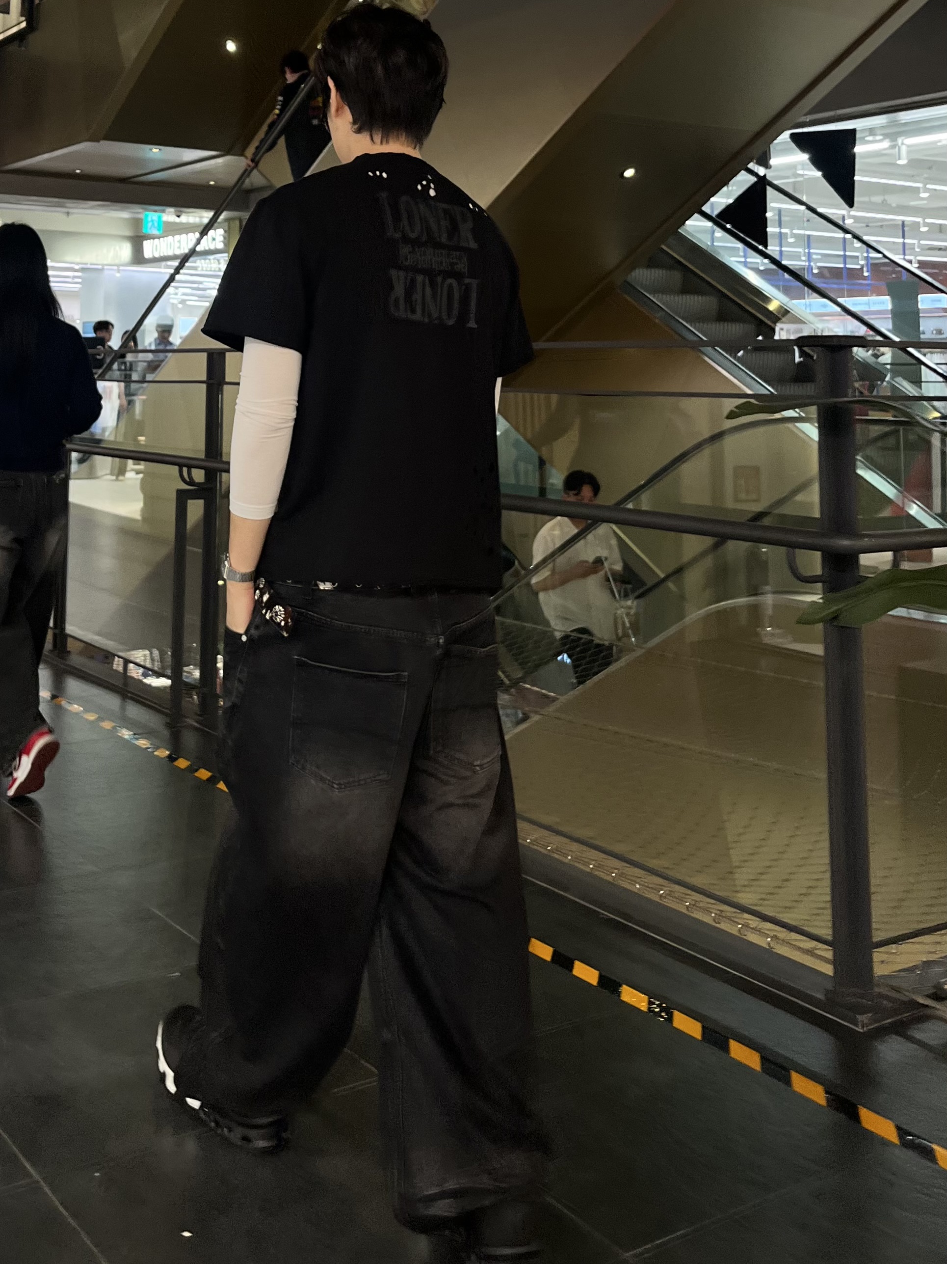 On Running x Post Archive Faction (Paf) Cloudmonster Hyper Black, Casio AQ-230A-2A1MQY 착용 스타일