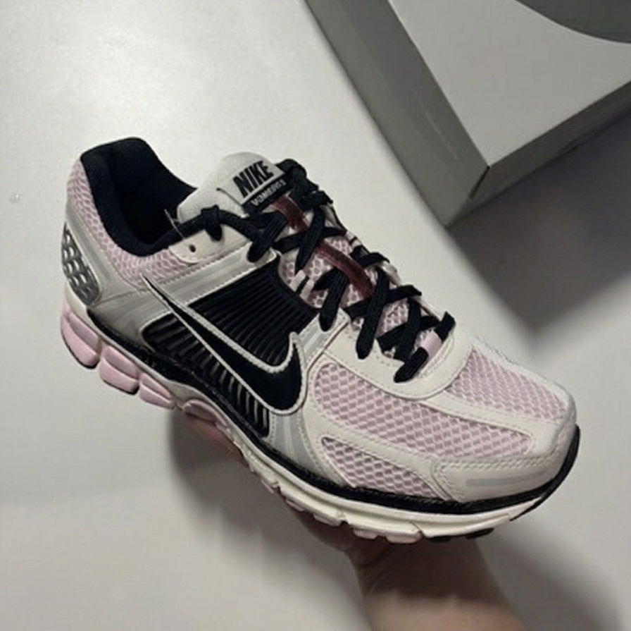 Nike Zoom Vomero 5 Photon Dust Gridiron, Nike Zoom Vomero 5 Pink Foam Phantom 착용 스타일 - 1