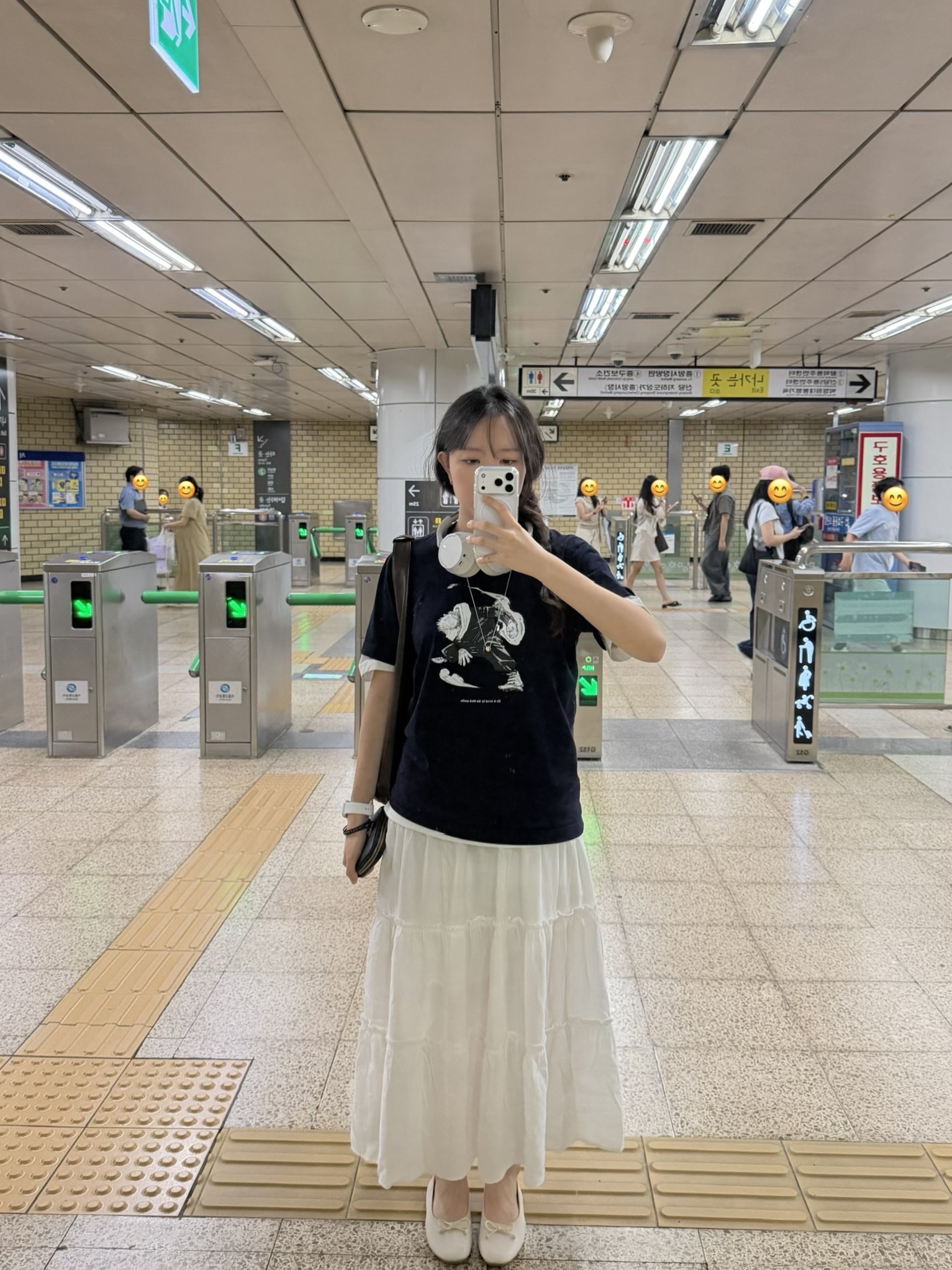 Uniqlo UT Shueisha 100th Anniversary Jujutsu Kaisen T-Shirt Navy 착용 스타일 - 2