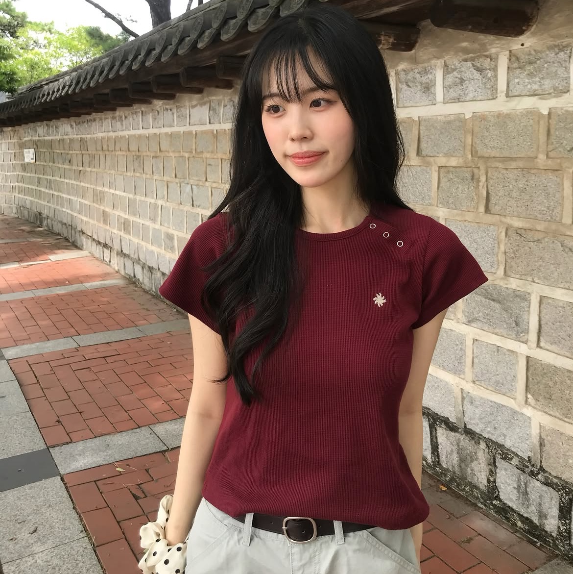 SLOW RECORD HOUSE Henley Neck Eyelet T-Shirt Burgundy 착용 스타일