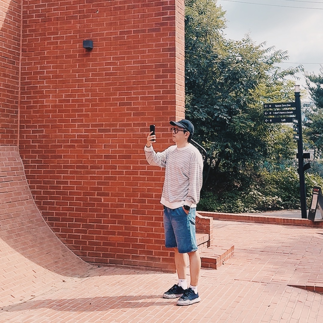 Sunday Ceremony Sy Classic Vintage Logo Cap - Black, [KREAM 단독][니티드X림박스] Knitted Relaxed Washing Denim Two-Tuck Cinch Back Shorts Washing Blue 착용 스타일 - 1