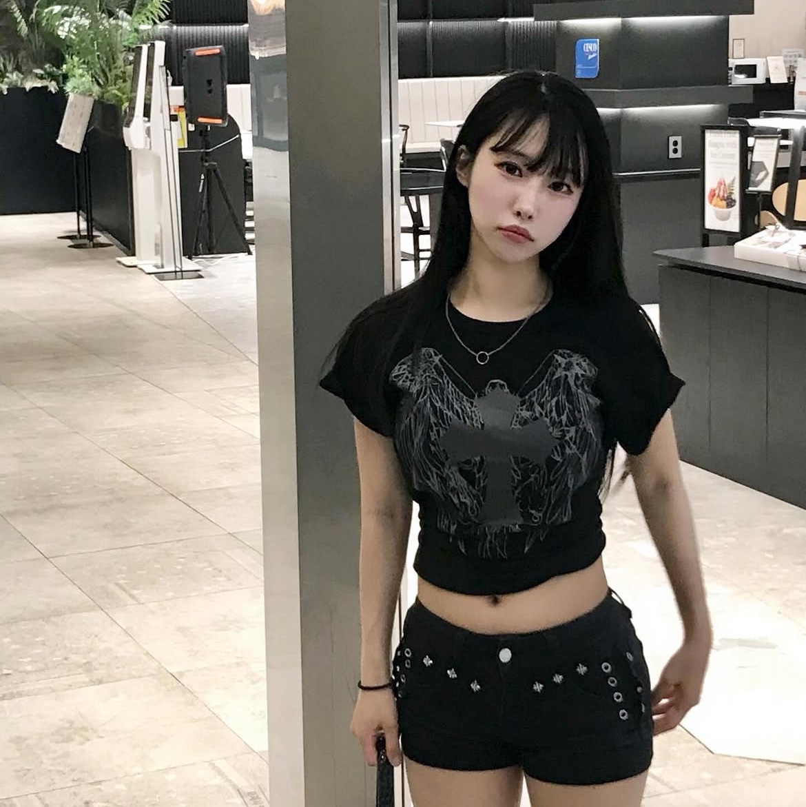 SLOW RECORD HOUSE Cross Wing T-Shirt Black 착용 스타일 - 1