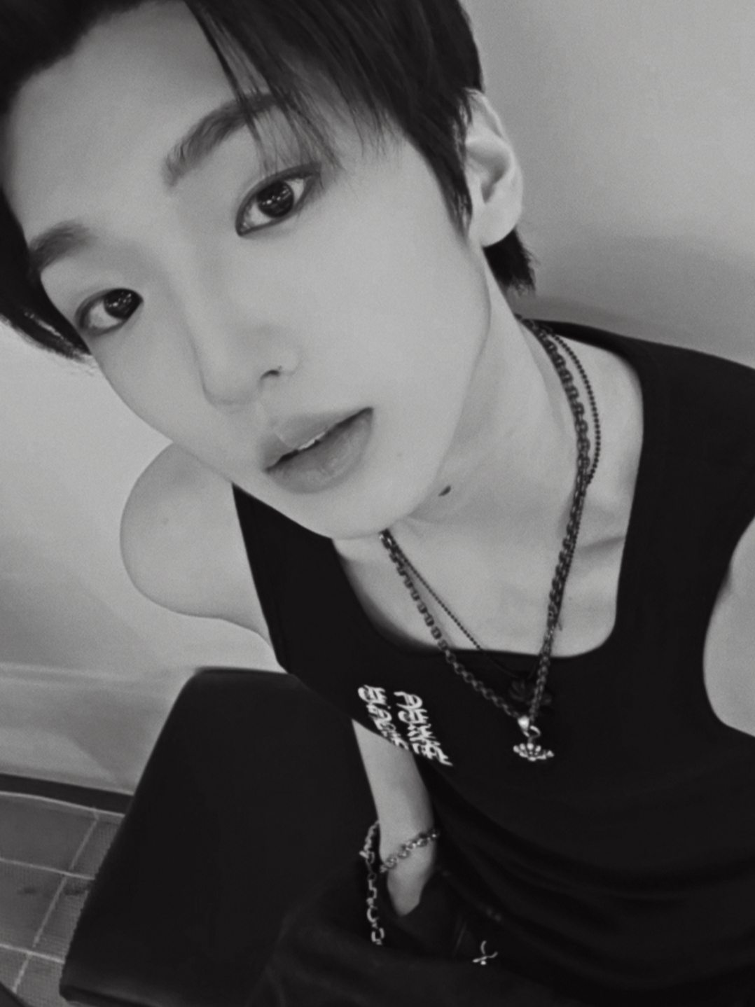 Chrome Hearts Silichrome CH Cross Pendant Black 2022/2023/2025, Chrome Hearts Eyechart Logo Tank Top Black 착용 스타일 - 1