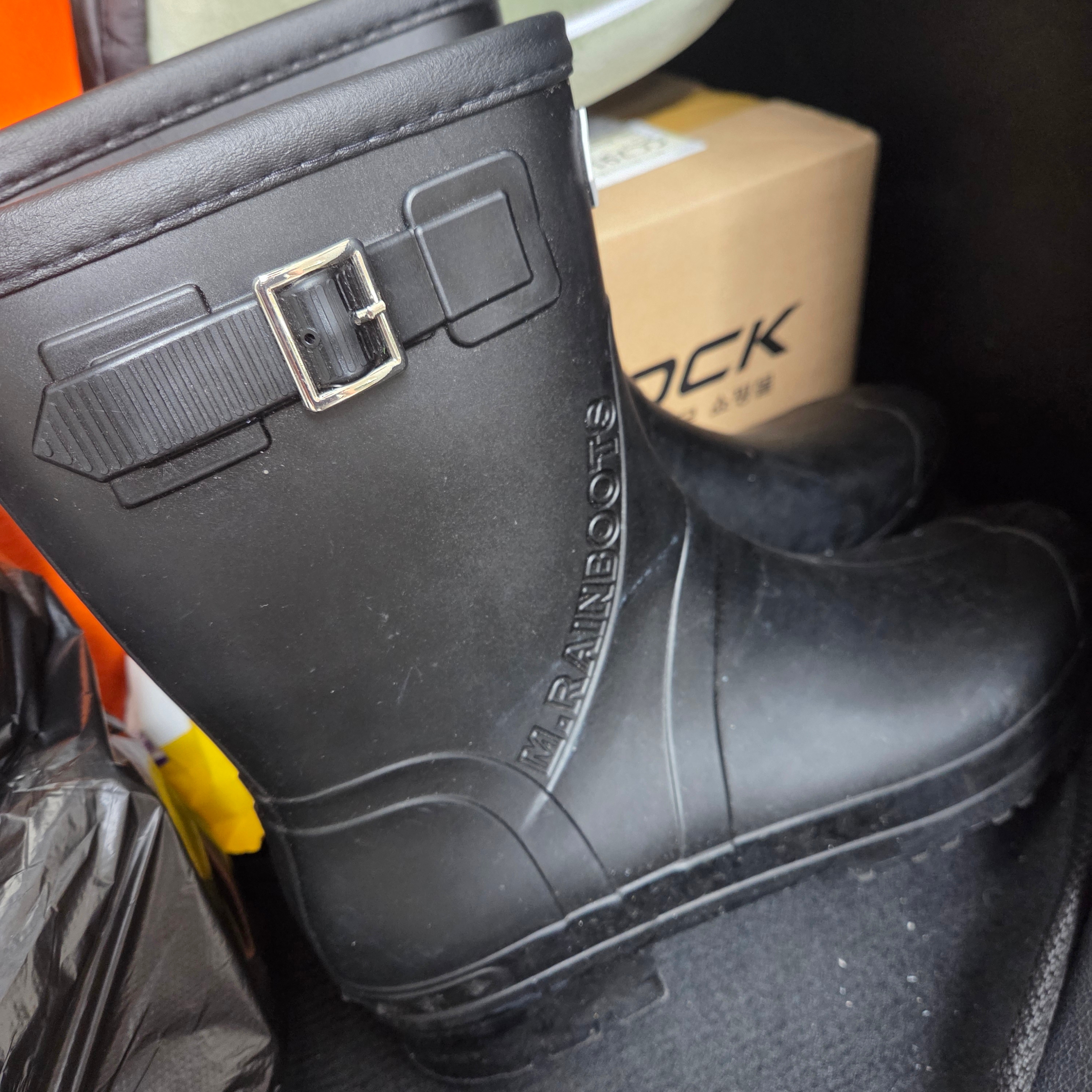 Hunter Play Mid-Height Rain Boots Black 착용 스타일