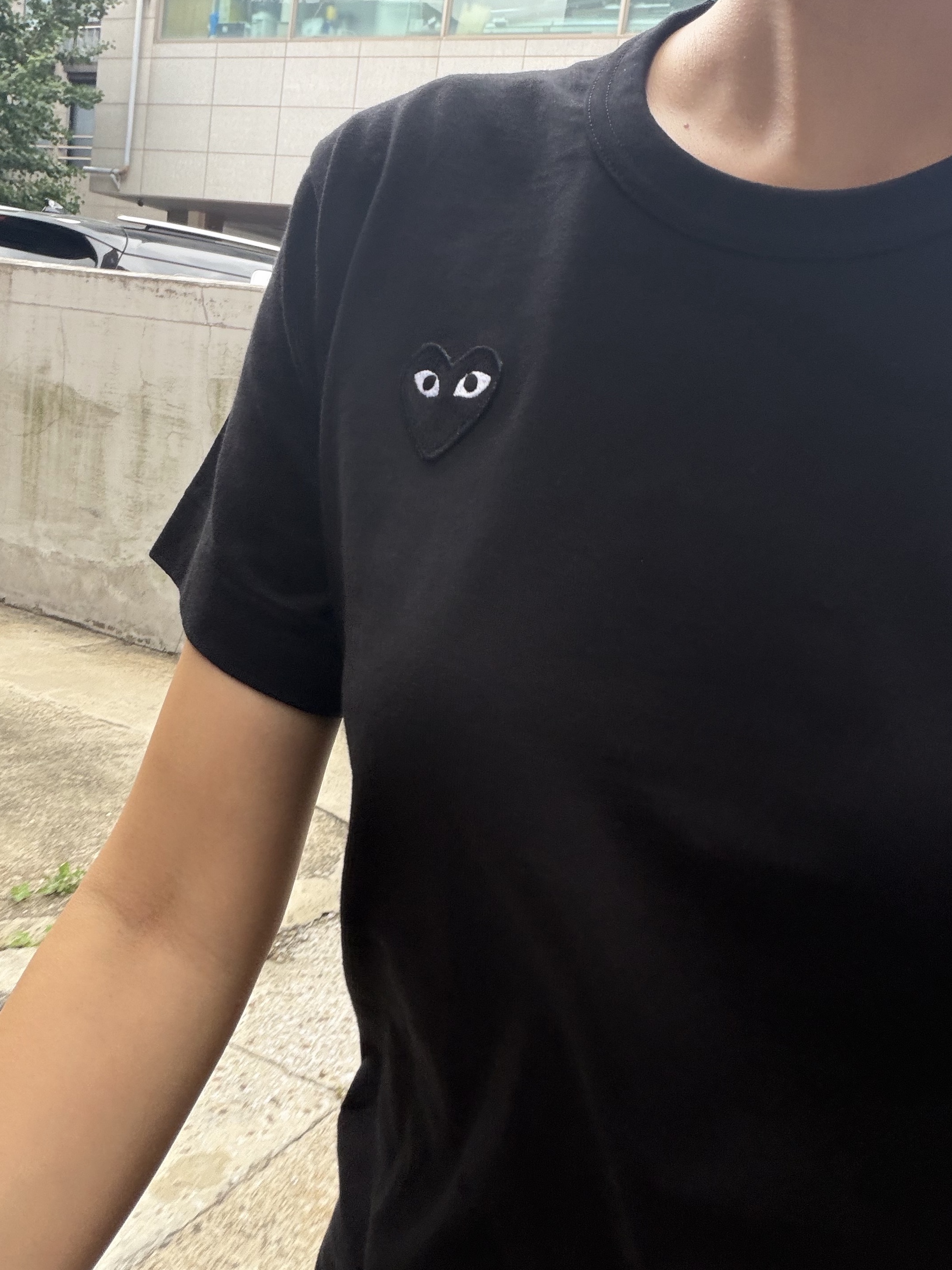 Play Comme des Garcons Small Black Heart T-Shirt Black 착용 스타일