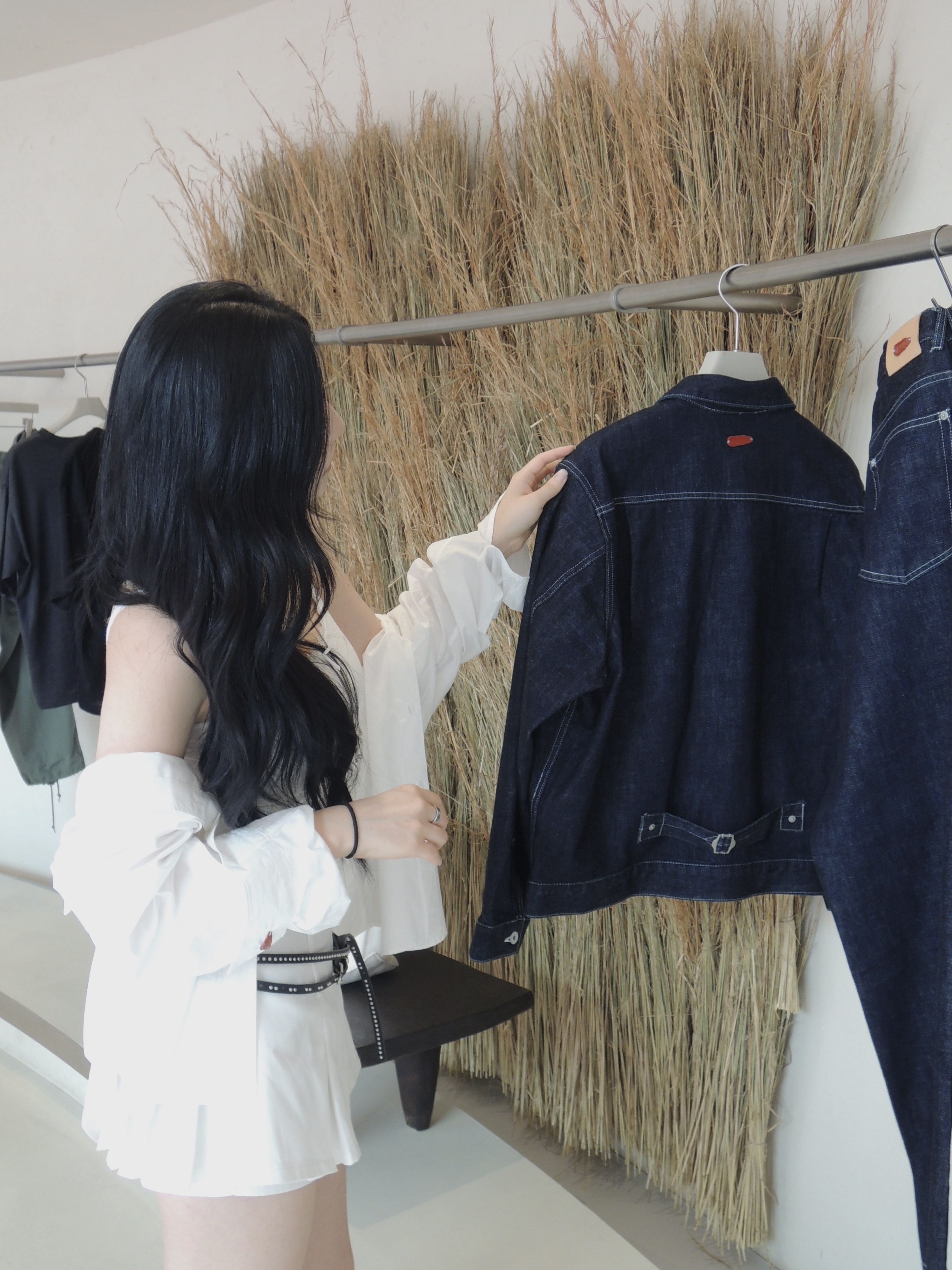 AKRYL Typewriter Shirt White - 26FW, AKRYL Icon Canvas Bag Natural - 26FW 착용 스타일 - 3