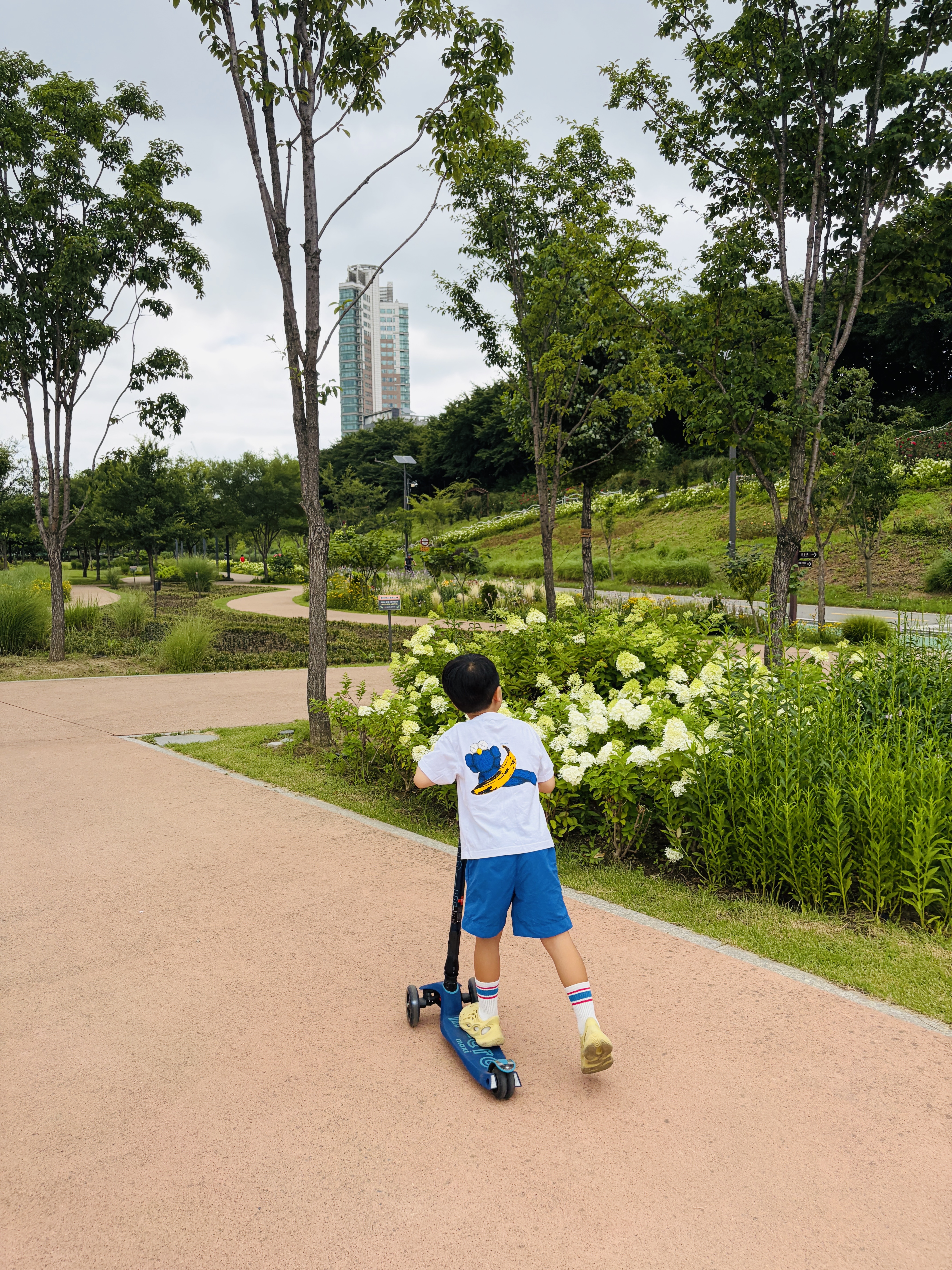(Kids) Uniqlo UT x Kaws x Warhol S/S Graphic T-Shirt A White, (Kids) Adidas Yeezy Foam RNNR Sulfur 착용 스타일 - 5