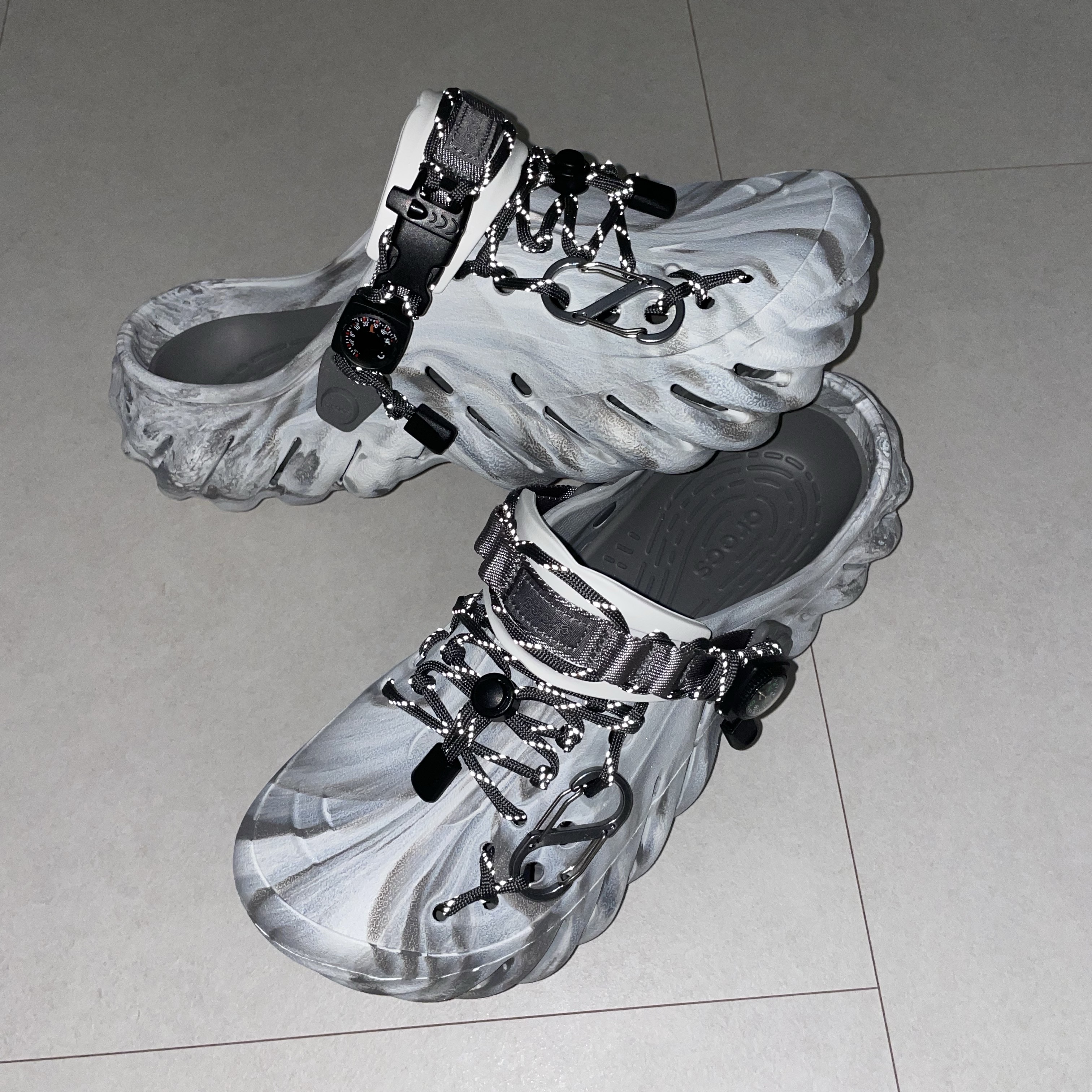 Crocs Echo Marbled Clog Moonlight Multi 착용 스타일 - 2