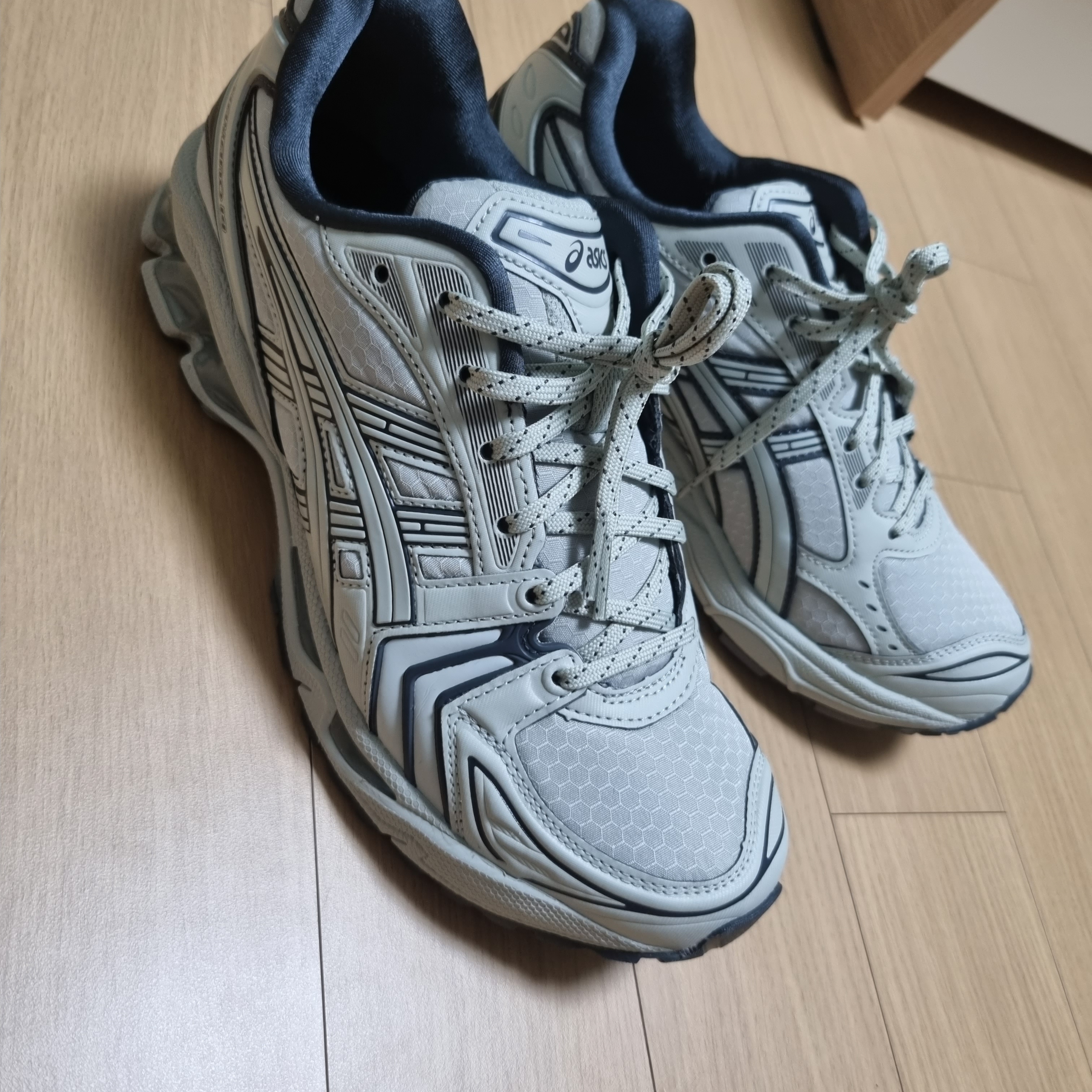 Asics Gel-Kayano 14 Earthenware Pack White Sage Graphite Grey 착용 스타일 - 3