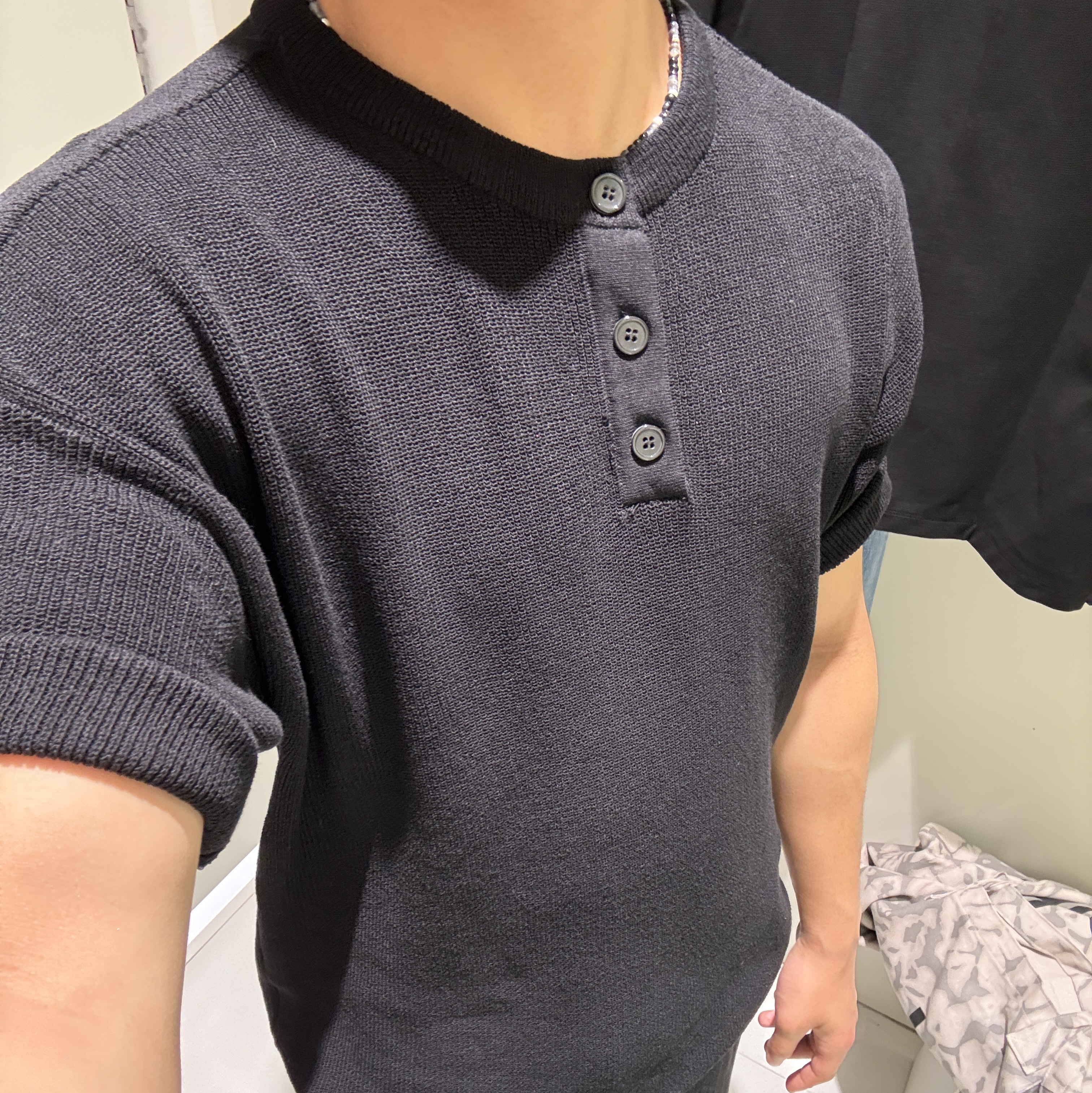 Knitted Coolever Henley Neck Half Sleeve Knit Black 착용 스타일 - 3