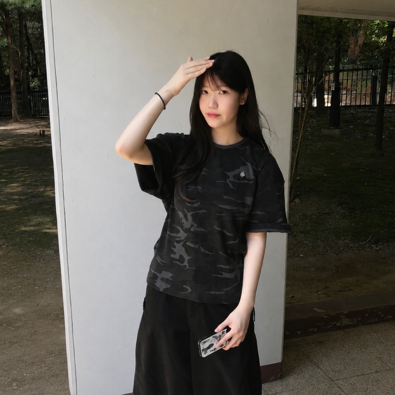 SLOW RECORD HOUSE Logo Waffle Crop T-Shirt Camo (Charcoal) 착용 스타일 - 4