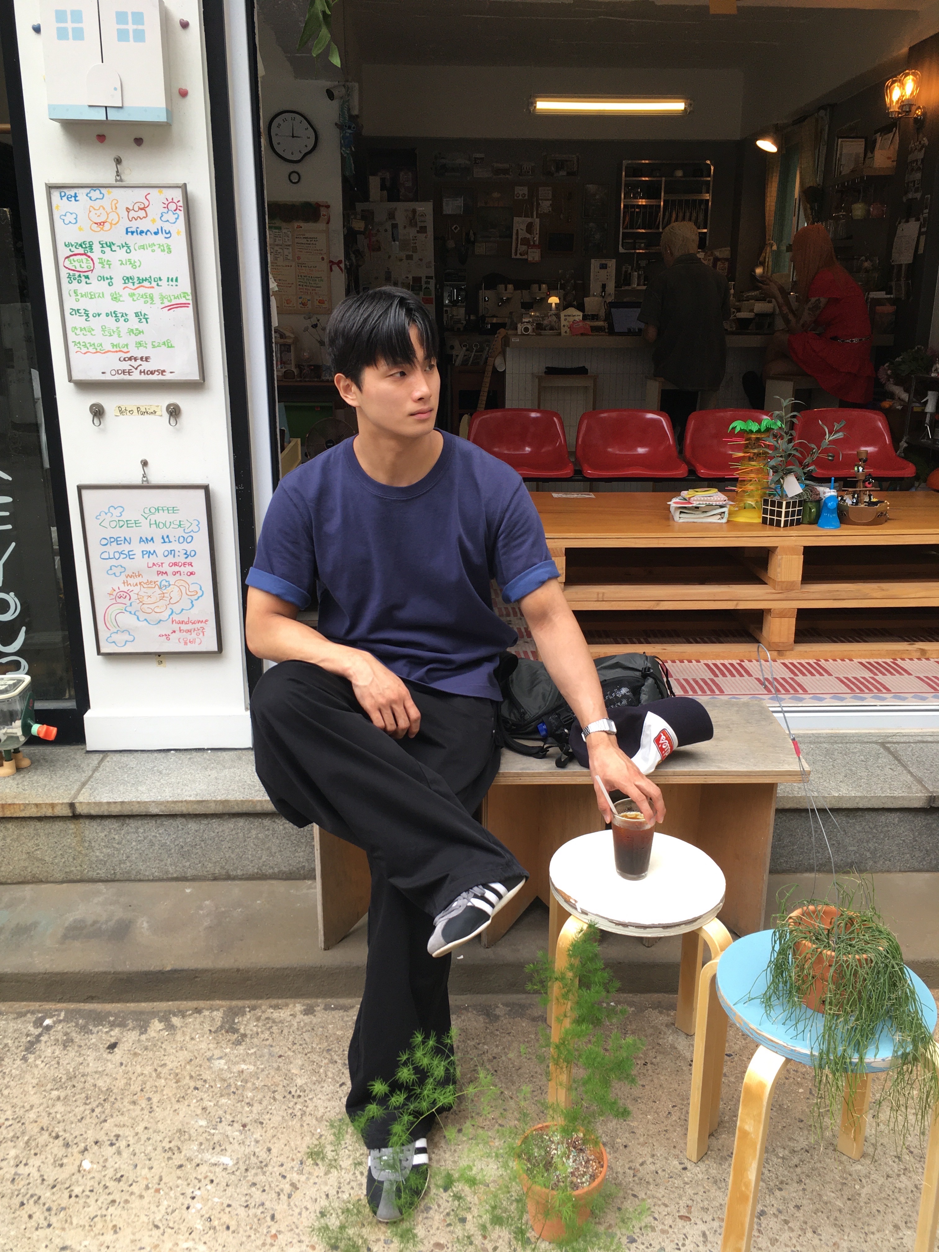 Uniqlo x JW Anderson Bi-Color T-Shirt Navy 착용 스타일 - 1