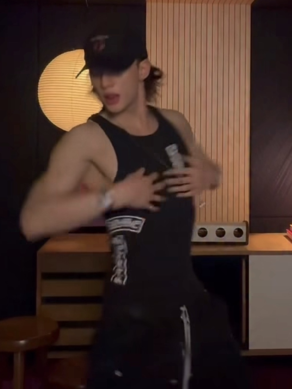 Chrome Hearts Eyechart Logo Tank Top Black 착용 스타일 - 4