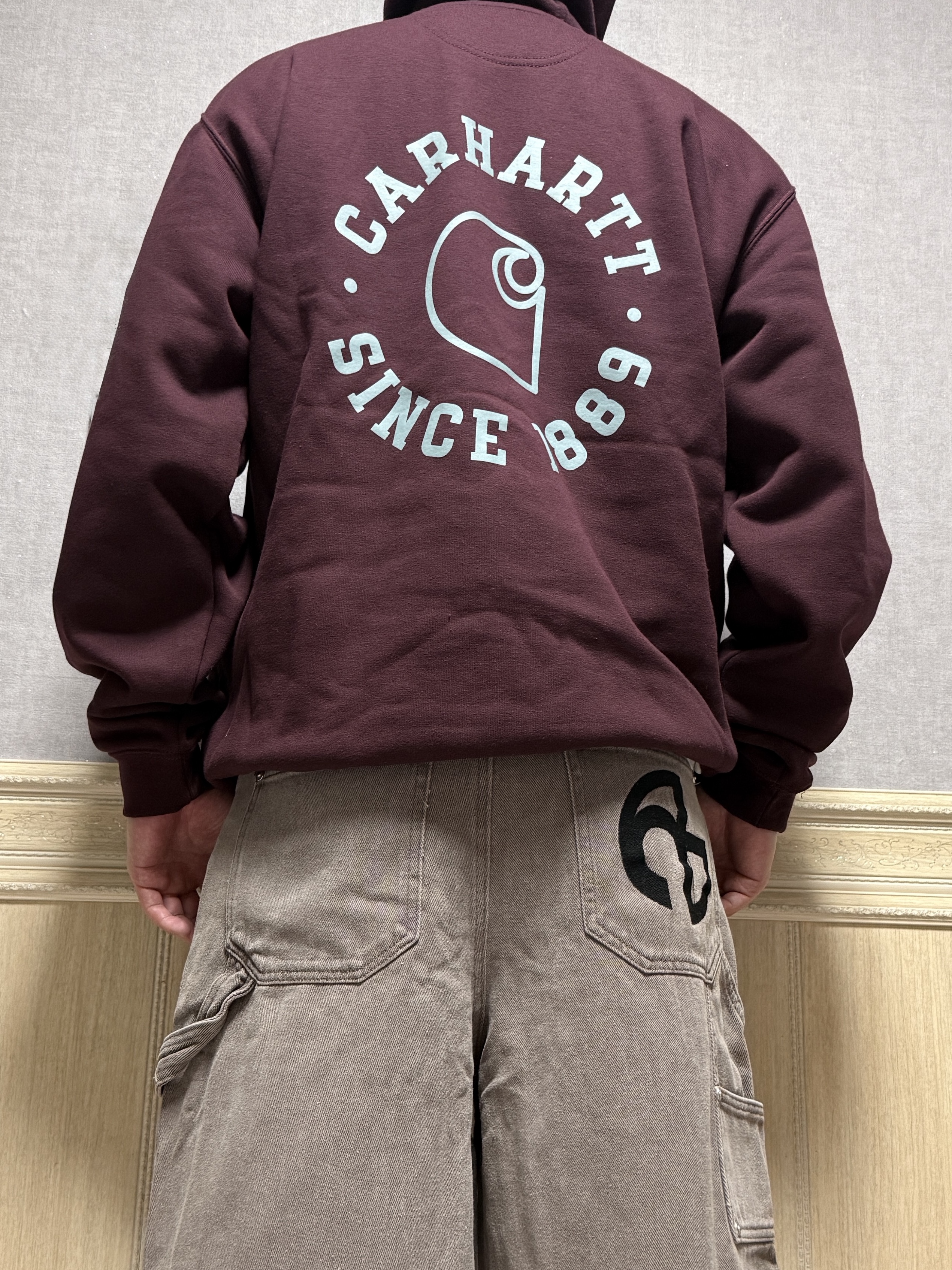 Carhartt Rain Defender Loose Fit Midweight Regular 1889 Graphic Sweatshirt Port, NOMANUAL C.D.L Bermuda Pants Mocha 착용 스타일 - 2
